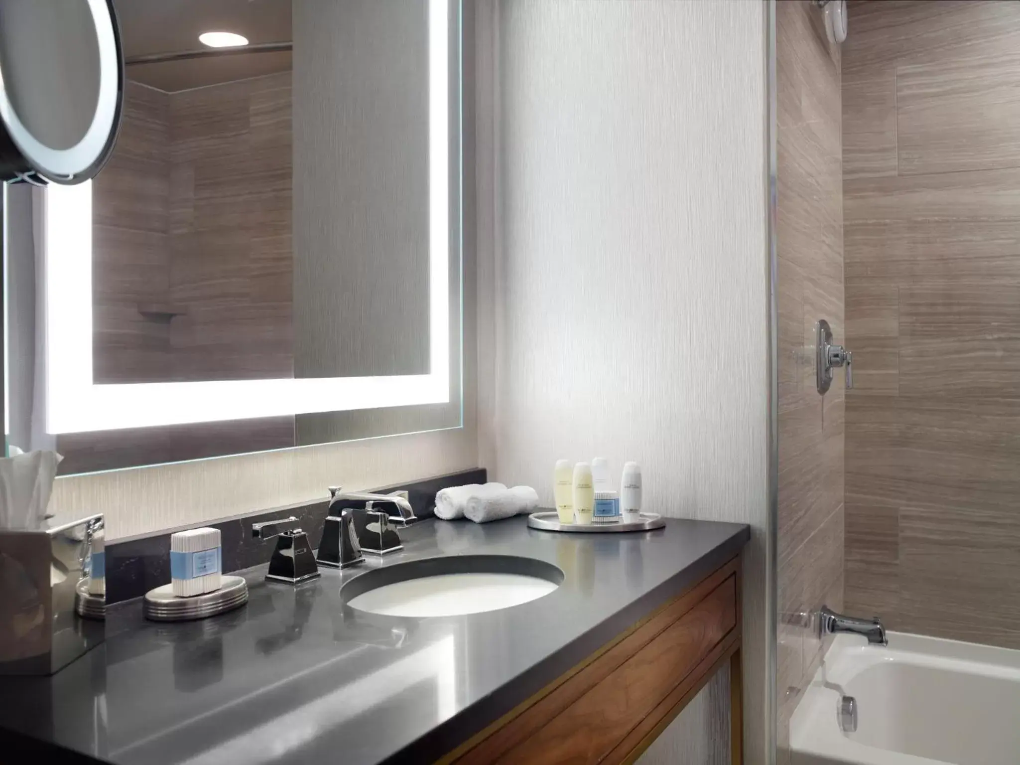 Deluxe Double Room with Two Double Beds in Omni Richmond Hotel Deluxe Double Room with Two Double Beds in Omni Richmond Hotel