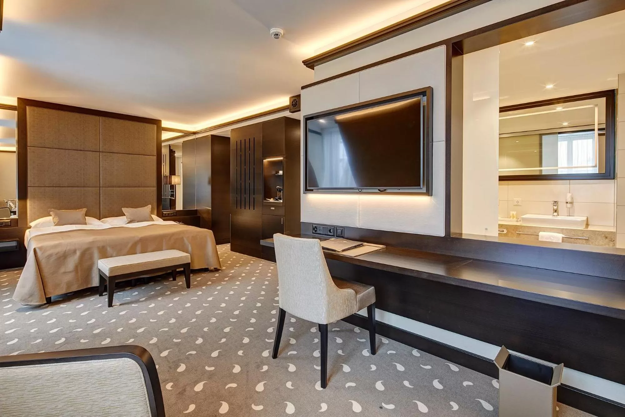 Bed in Hotel Monopol Luzern