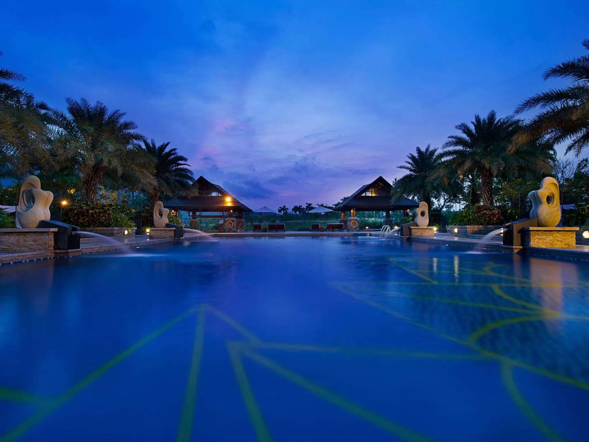 Swimming pool in Grand Metropark Villa Resort Sanya Yalong Bay