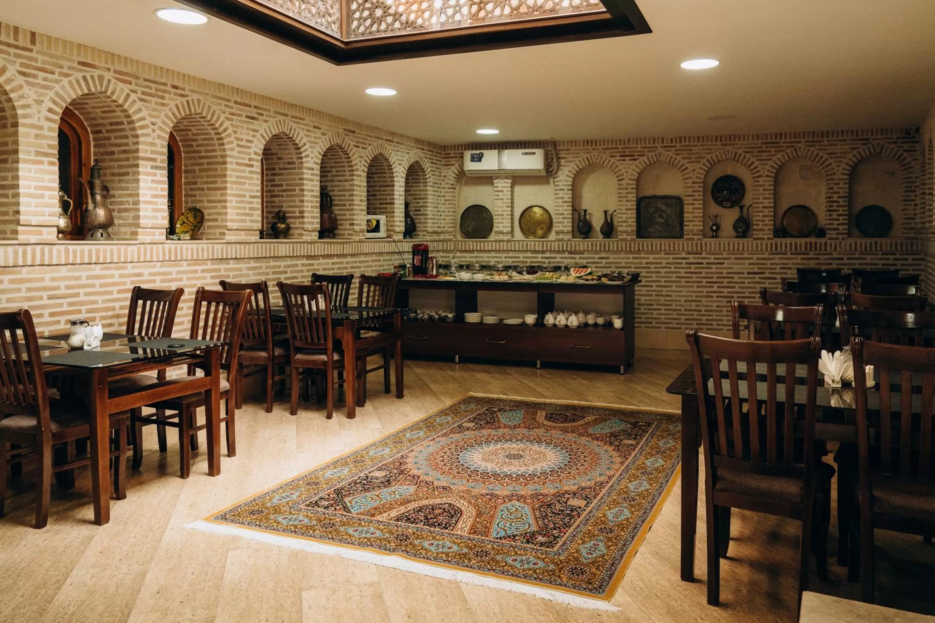 Restaurant/Places to Eat in Hotel SHOHRUD