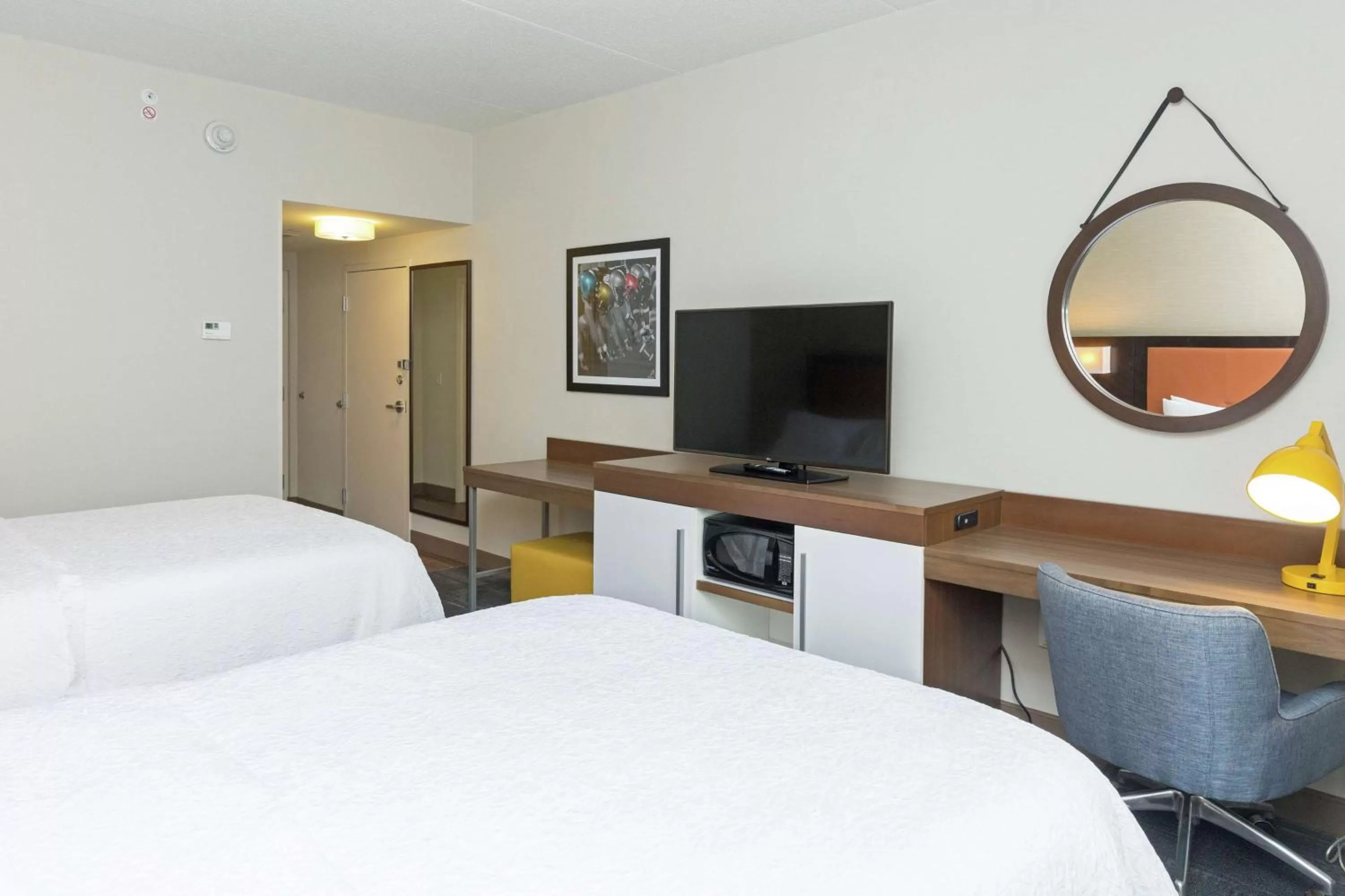 Photo of the whole room, Bed in Hampton Inn & Suites Morgantown / University Town Centre