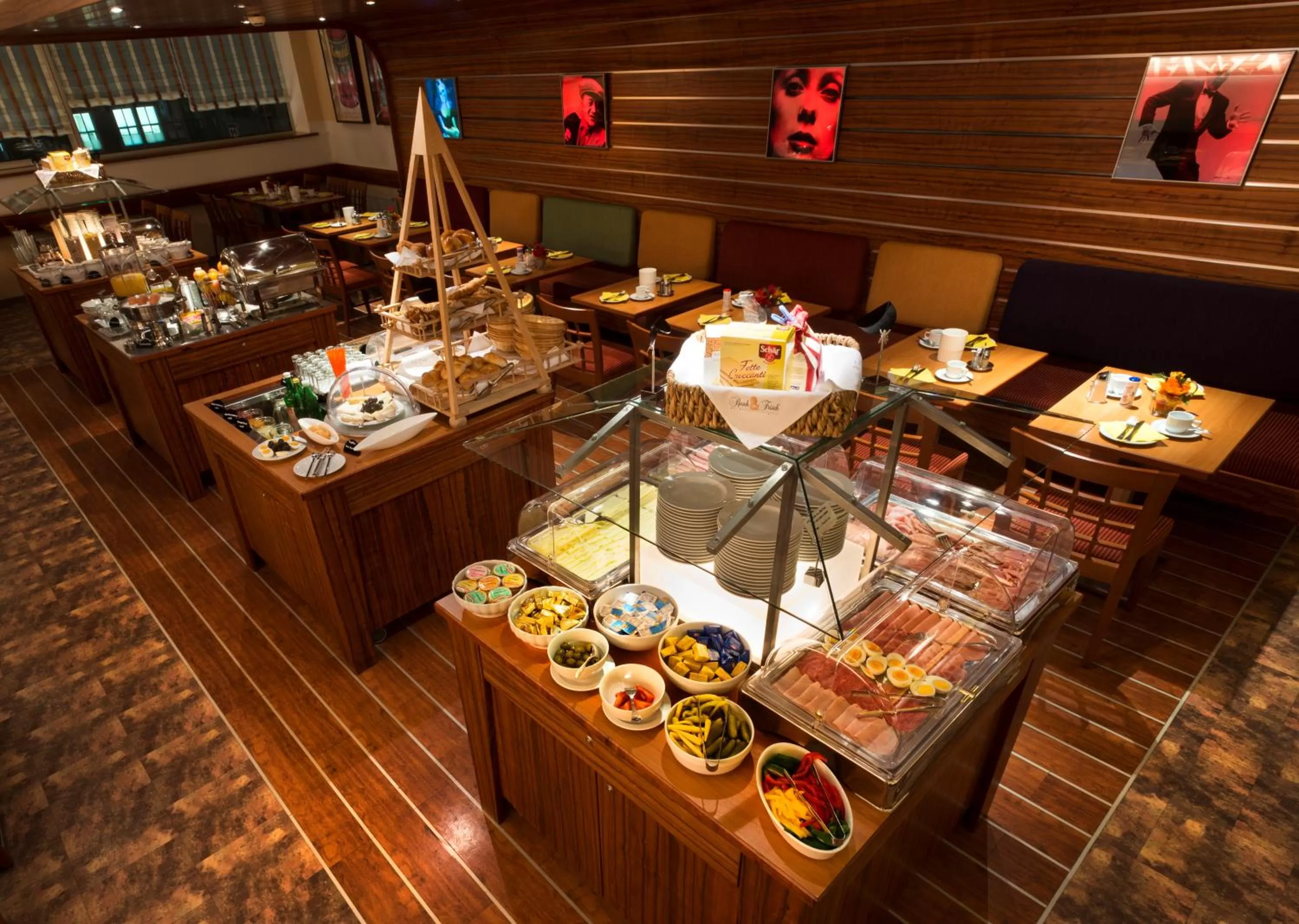 Restaurant/places to eat in Hotel City