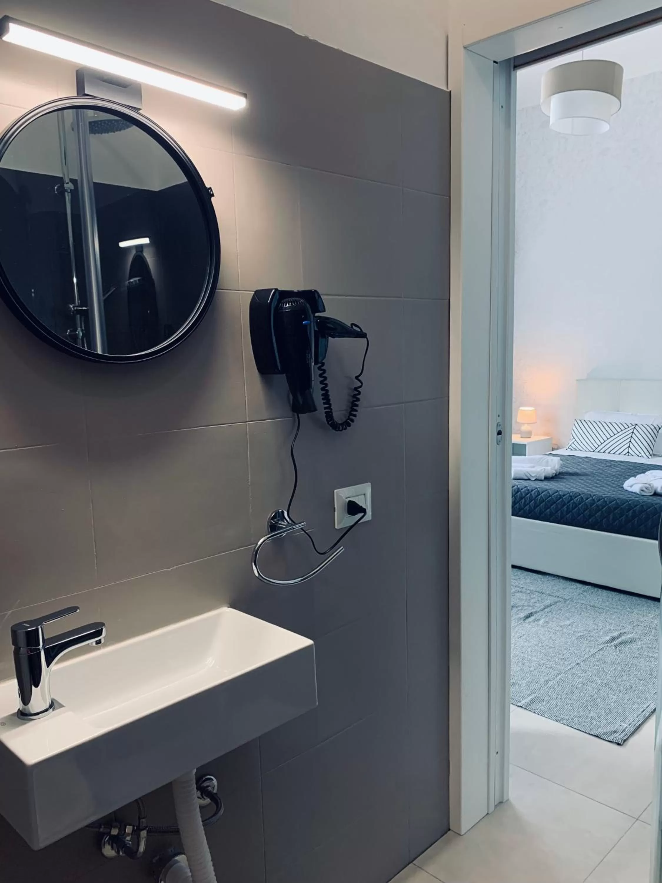 Shower, Bed in B&B Ungheria Ottantaquattro