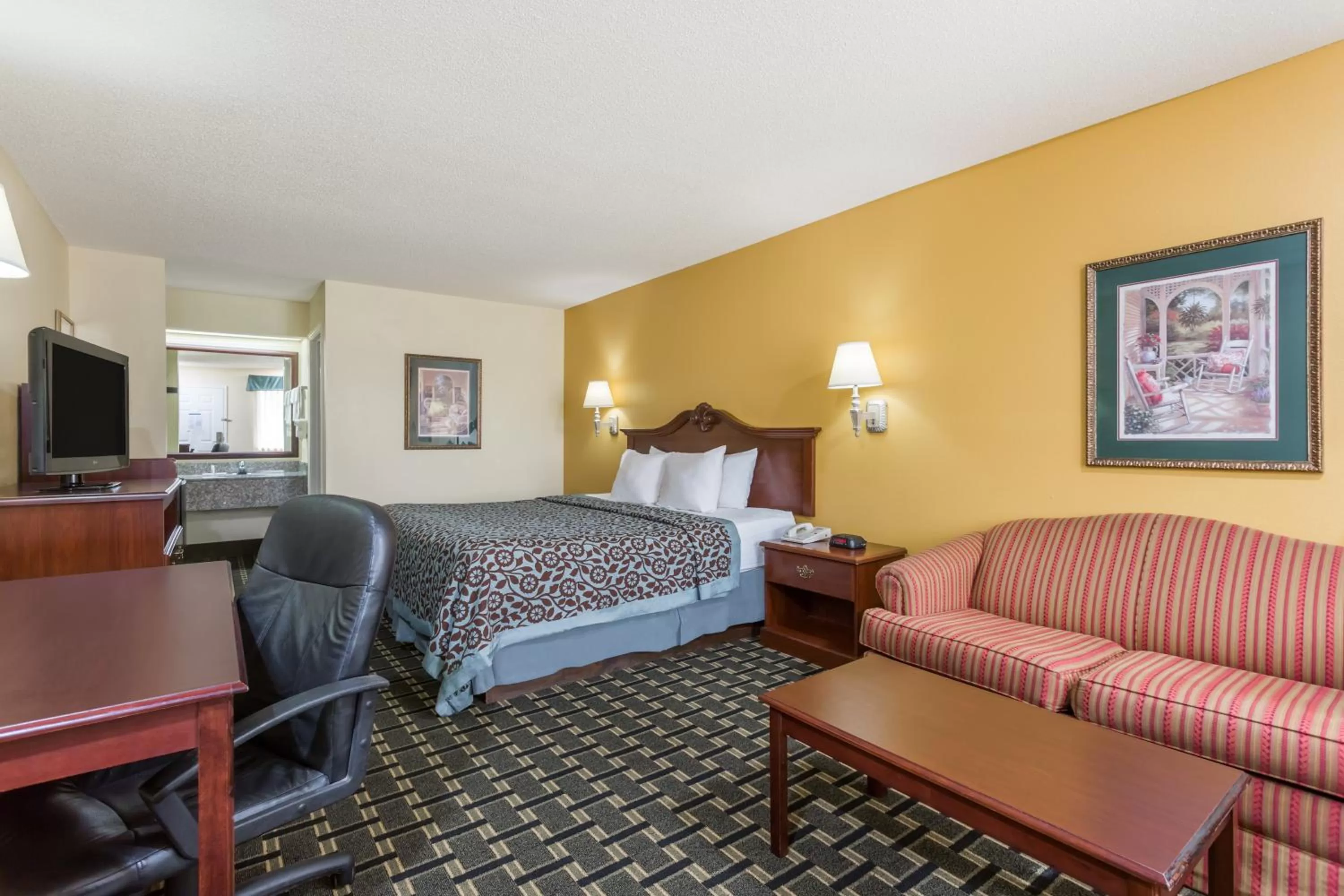Property building, Bed in Days Inn & Suites by Wyndham Warner Robins Near Robins AFB