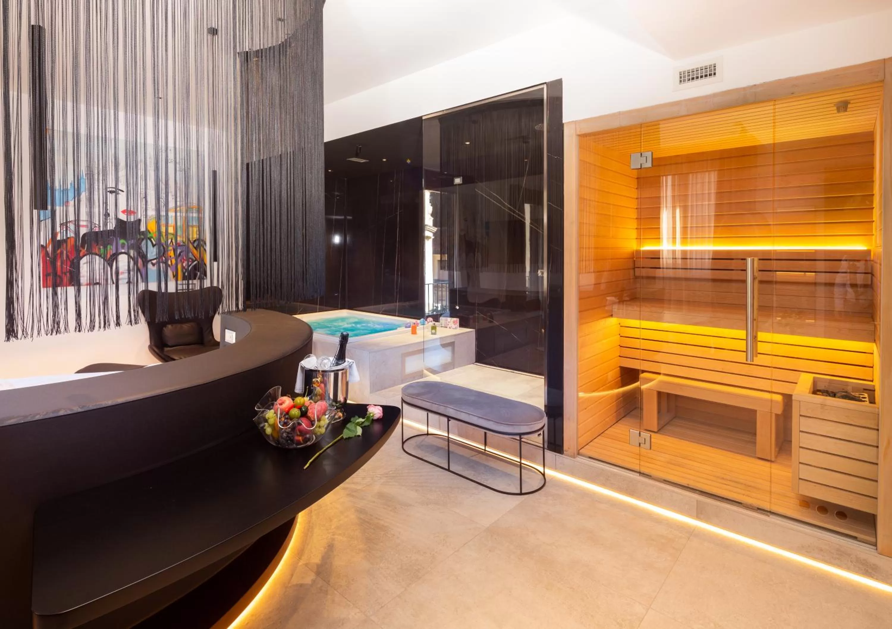 Hot Tub, Bed in The Corner Duomo Hotel