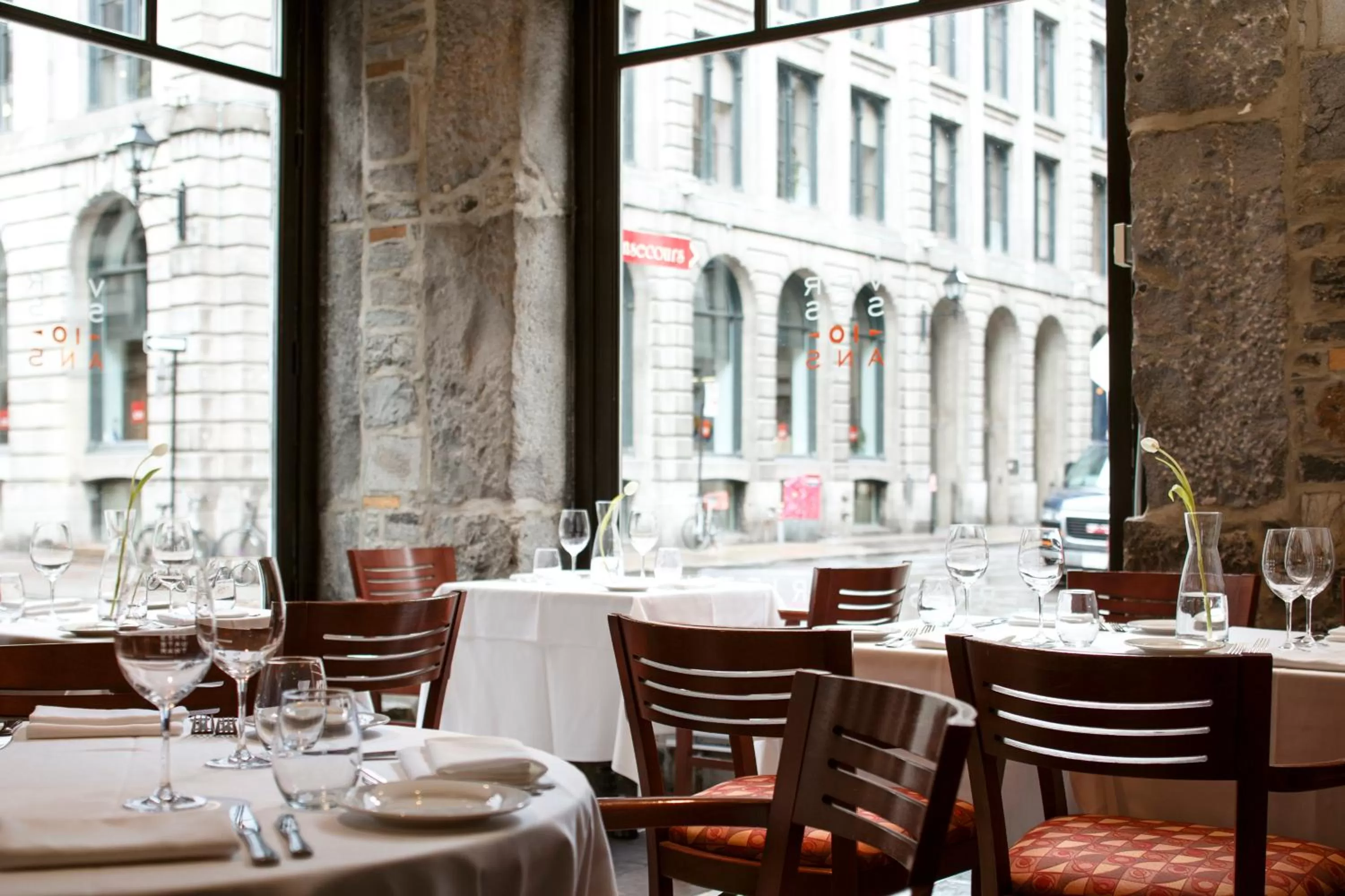 Restaurant/places to eat in Hotel Nelligan