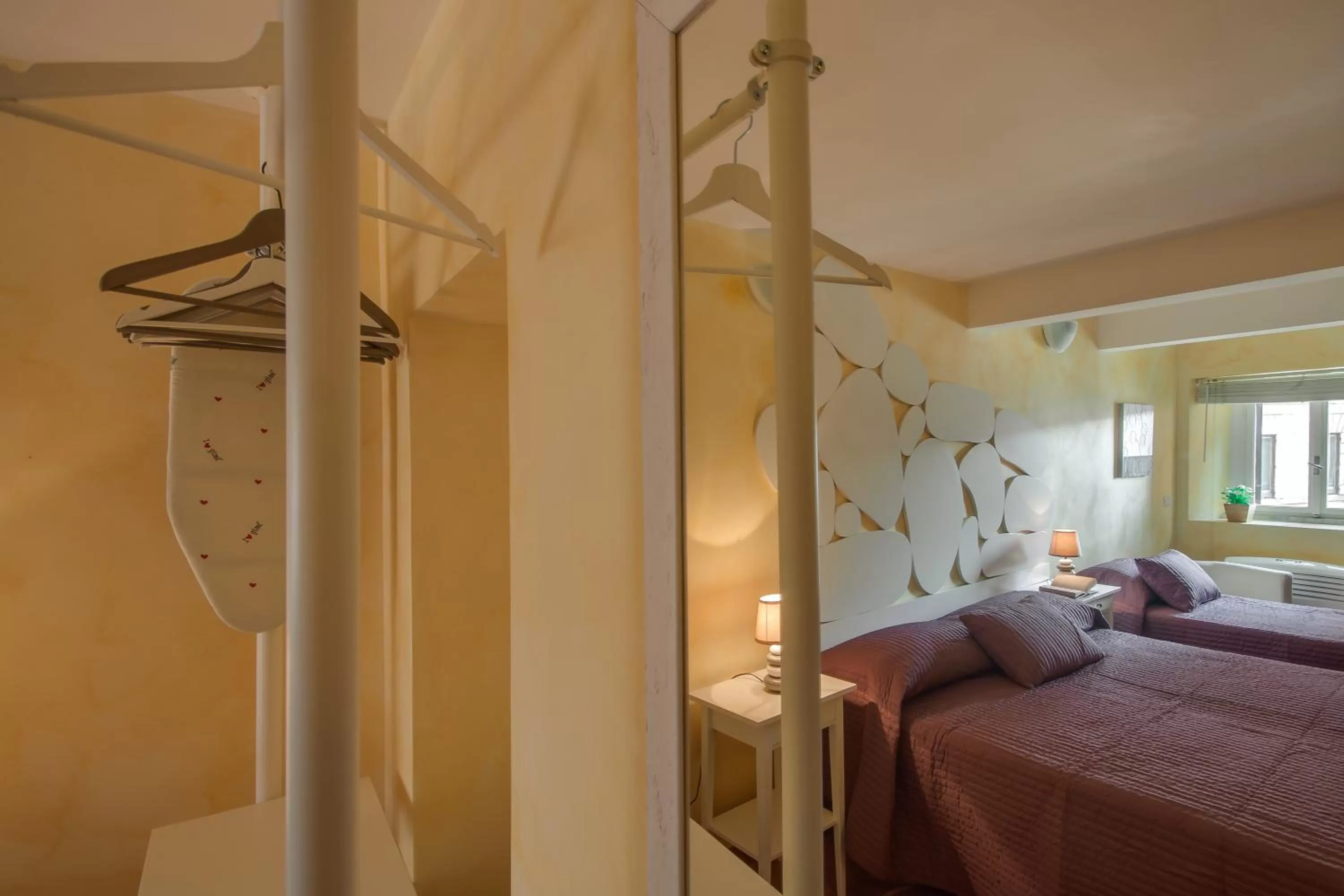 Photo of the whole room, Bed in Rome Kings Suite