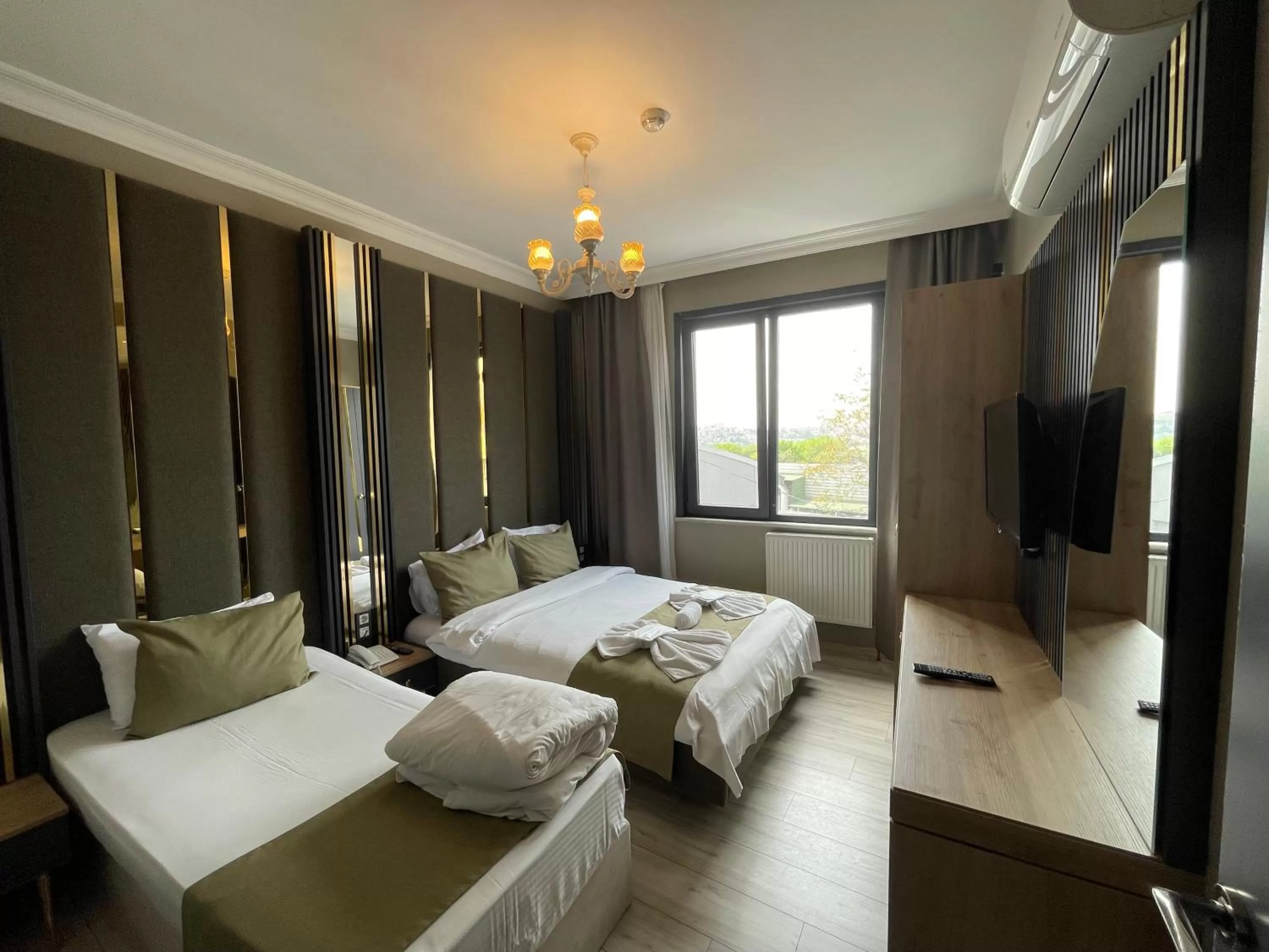 Photo of the whole room, Bed in New Taksim Hotel