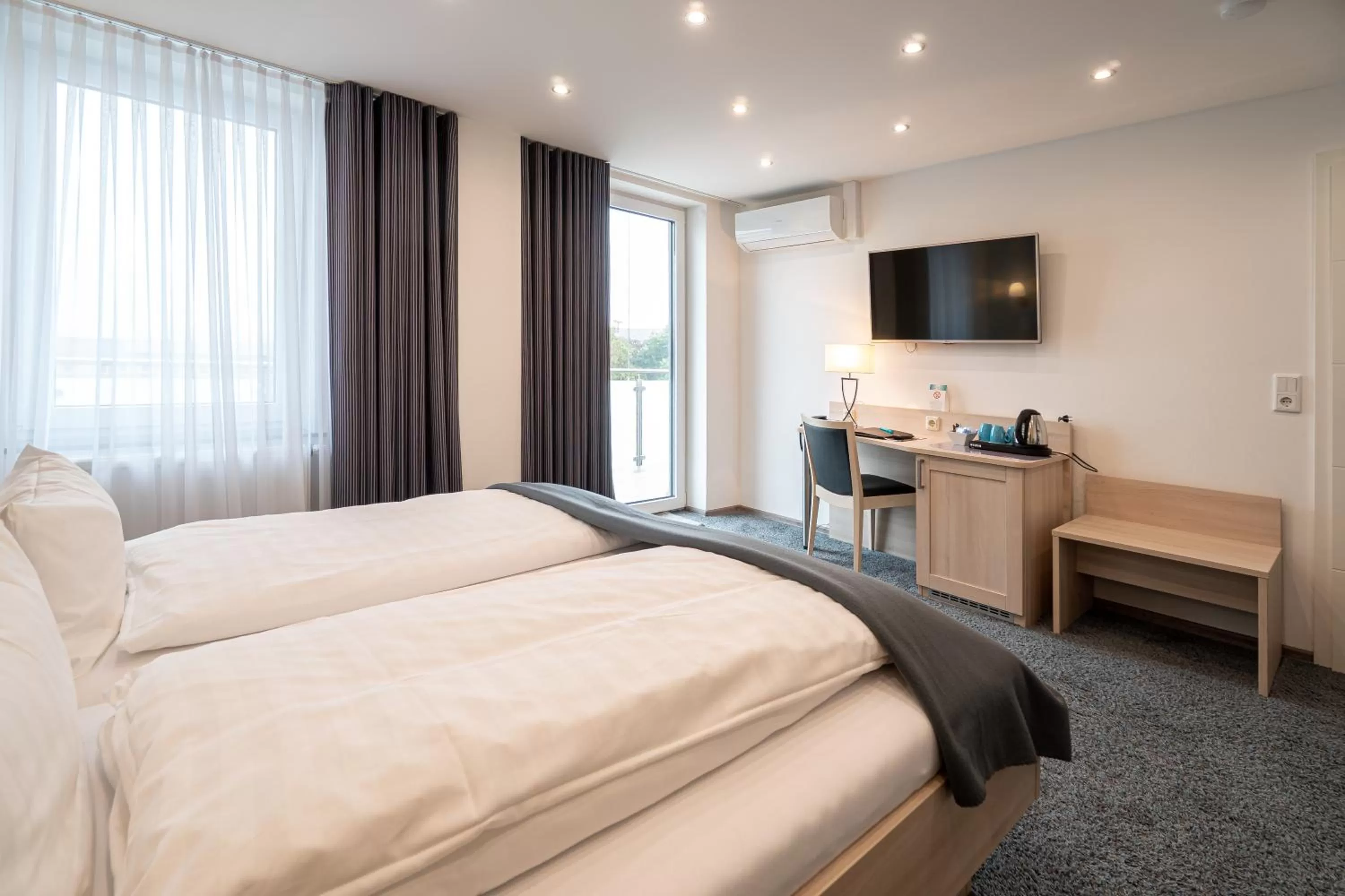 Photo of the whole room, Bed in Hotel Deutscher Hof