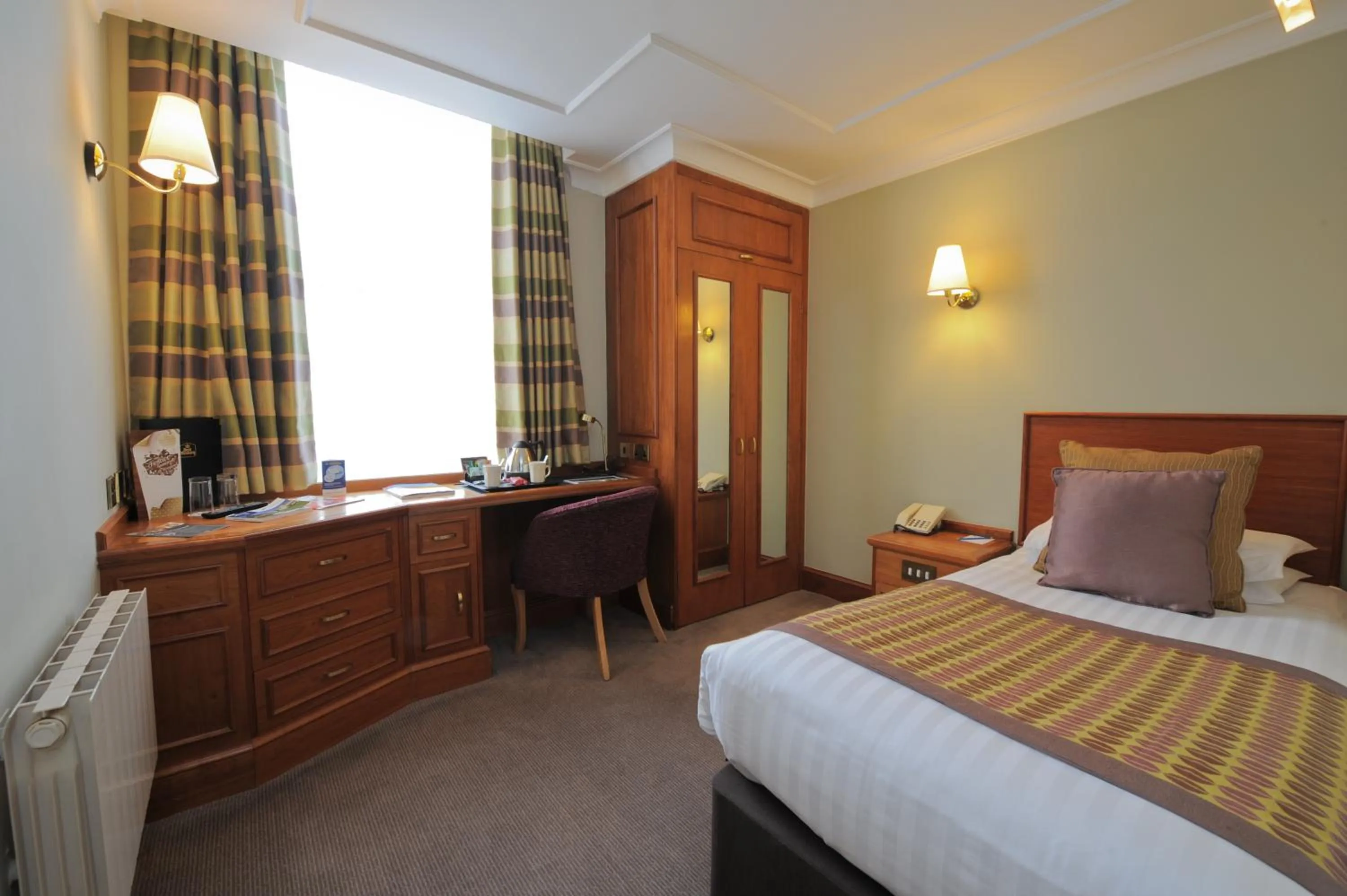 Bed in Best Western Plus Pinewood Manchester Airport-Wilmslow Hotel