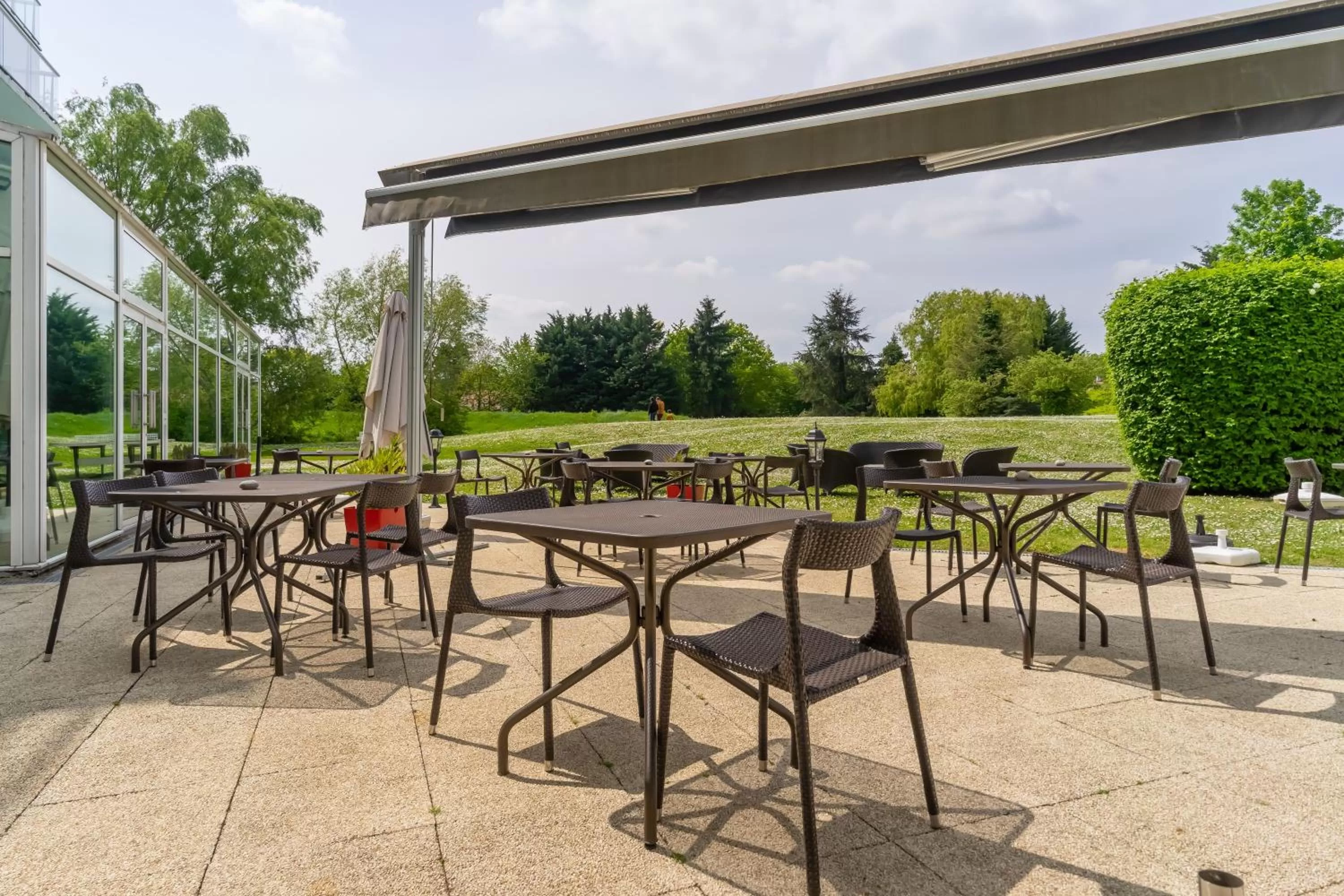 Patio in Novotel Senart Golf De Greenparc