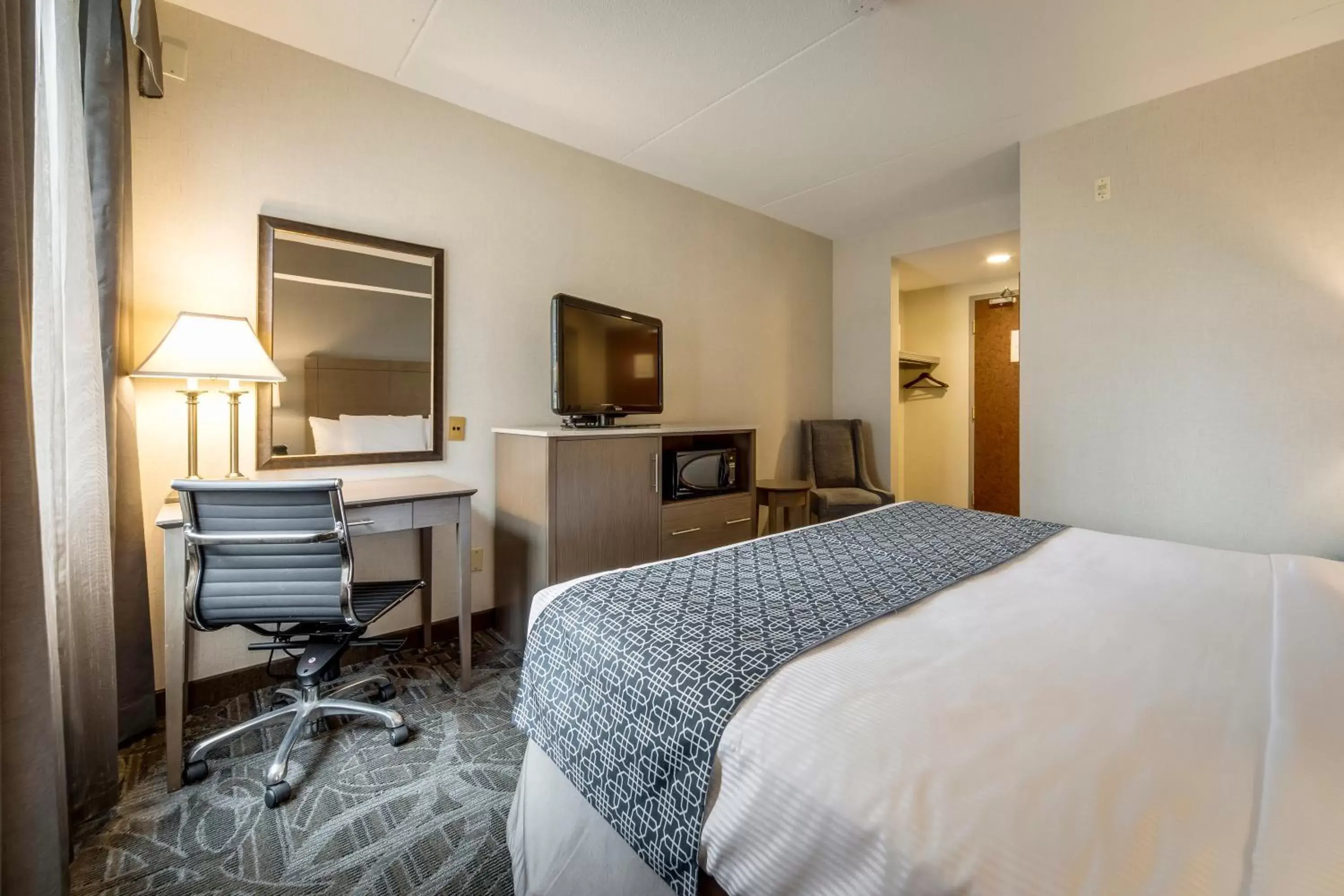 Standard room with 1 king bed in Monte Carlo Inn Airport Suites Standard room with 1 king bed in Monte Carlo Inn Airport Suites