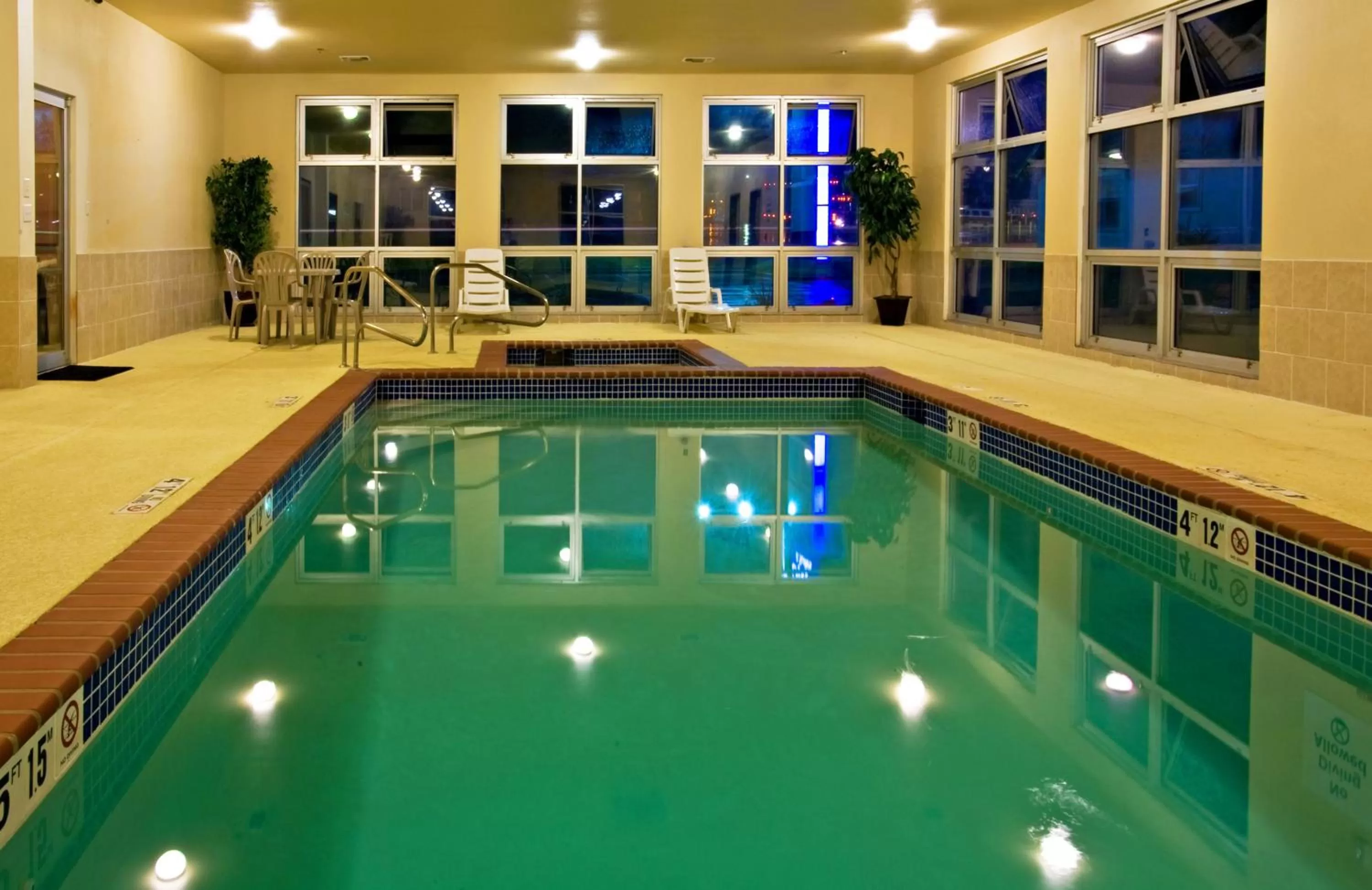 Swimming pool in Holiday Inn Express Hotel & Suites Shamrock North by IHG