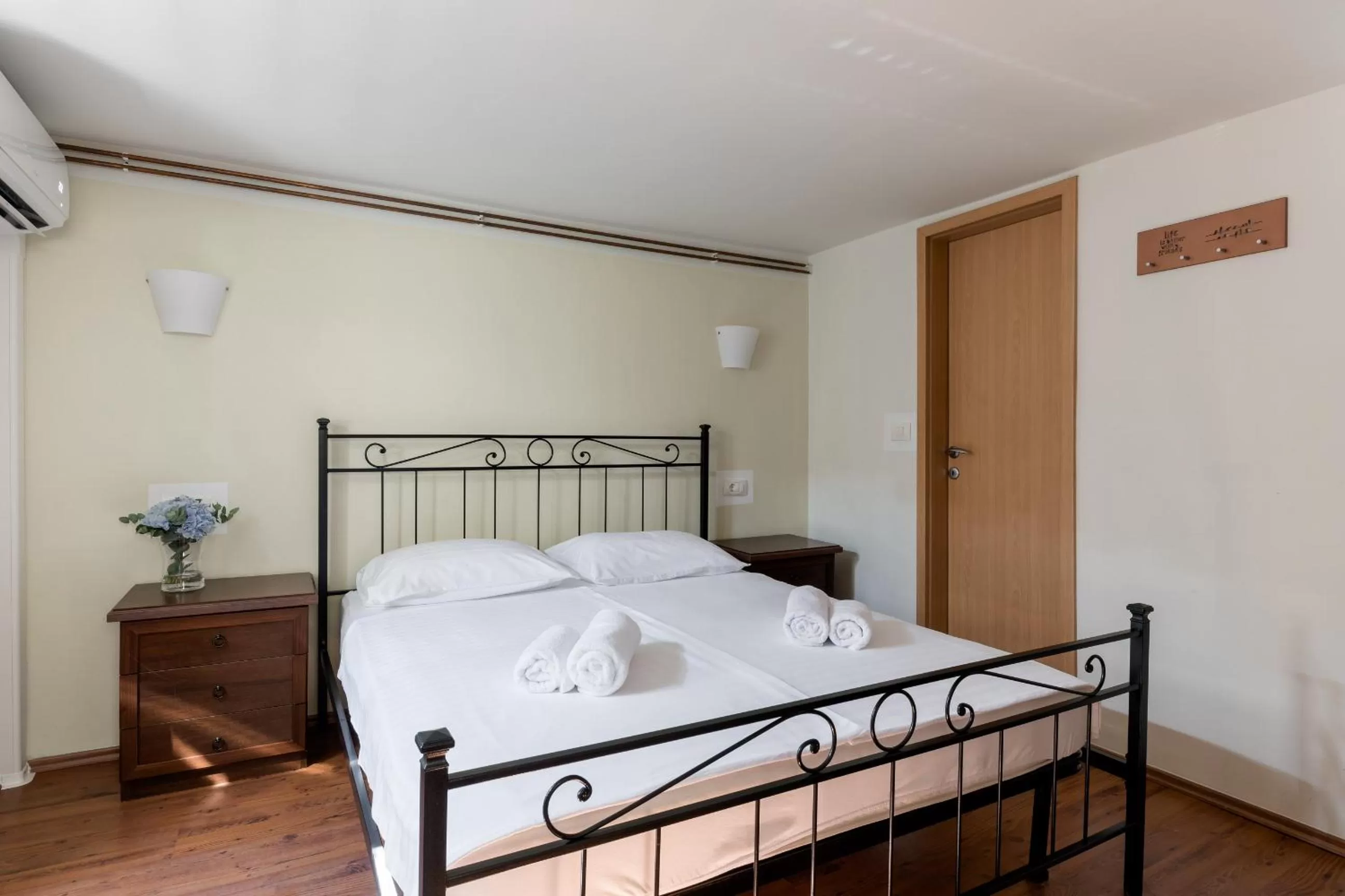 Photo of the whole room, Bed in Miracolo di Mare Retro