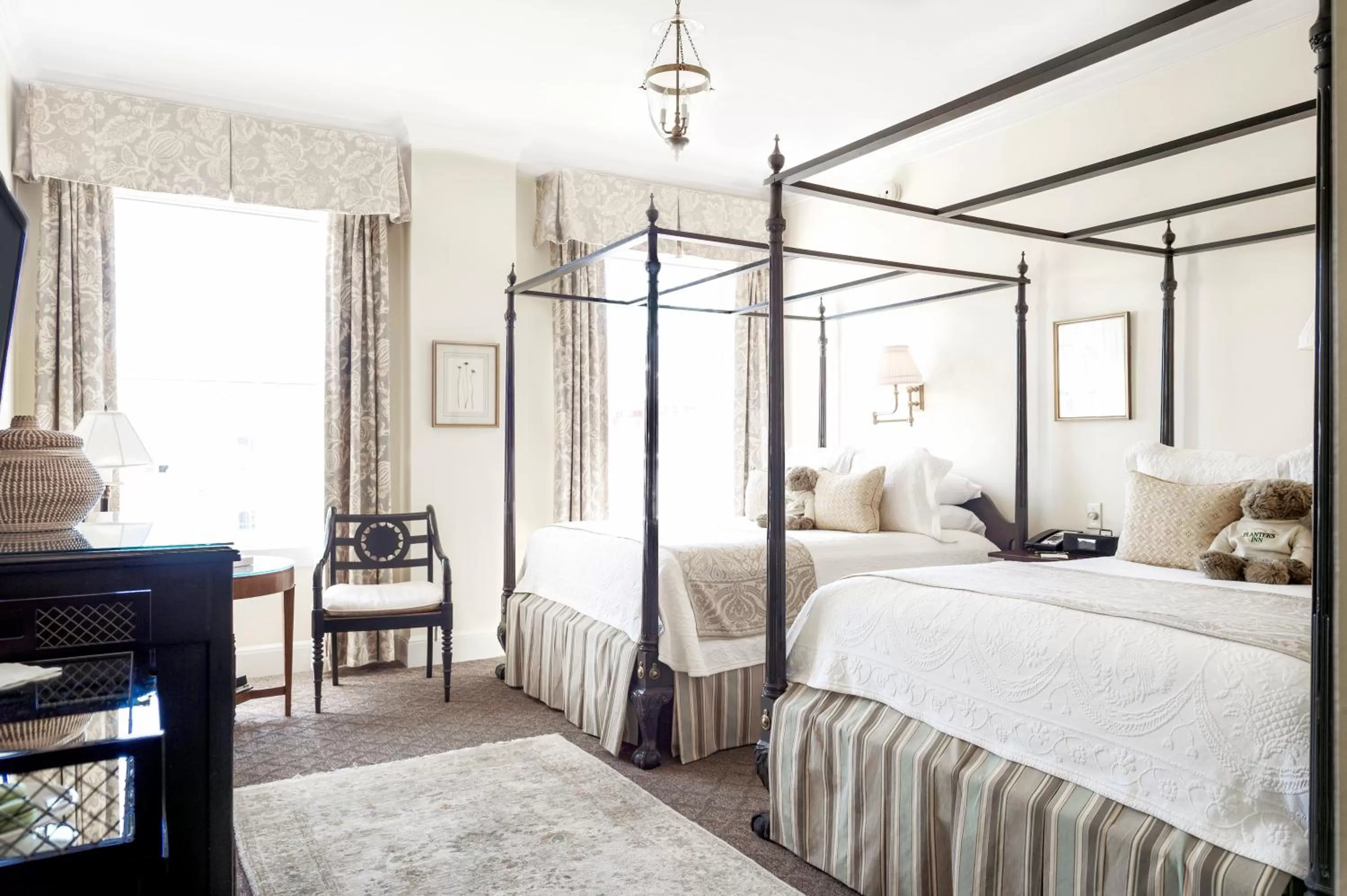 Photo of the whole room, Bed in Planters Inn - Charleston