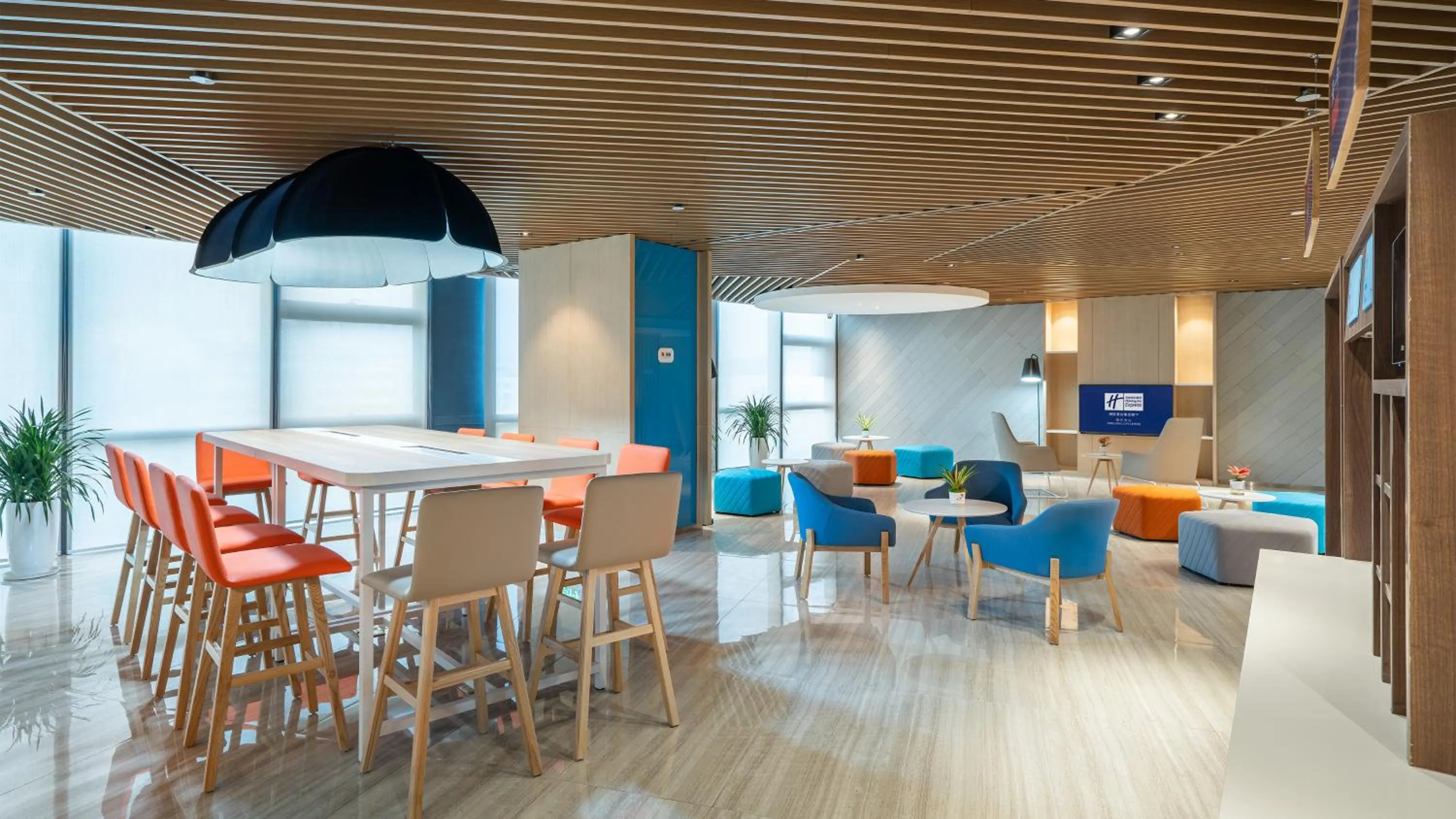 Restaurant/places to eat in Holiday Inn Express Yangjiang City Center by IHG