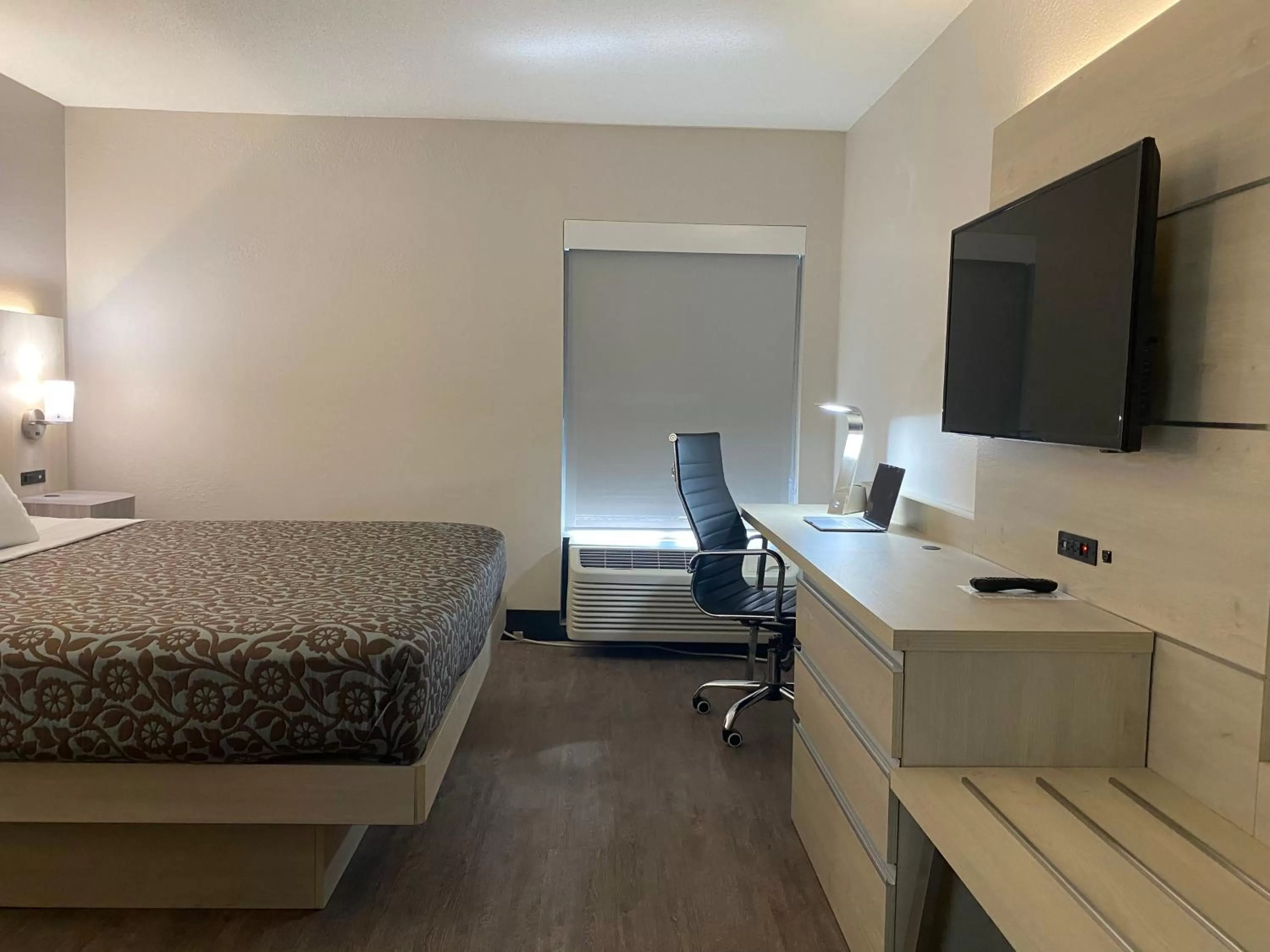 Bedroom, Bed in Days Inn & Suites by Wyndham Peachtree Corners Norcross