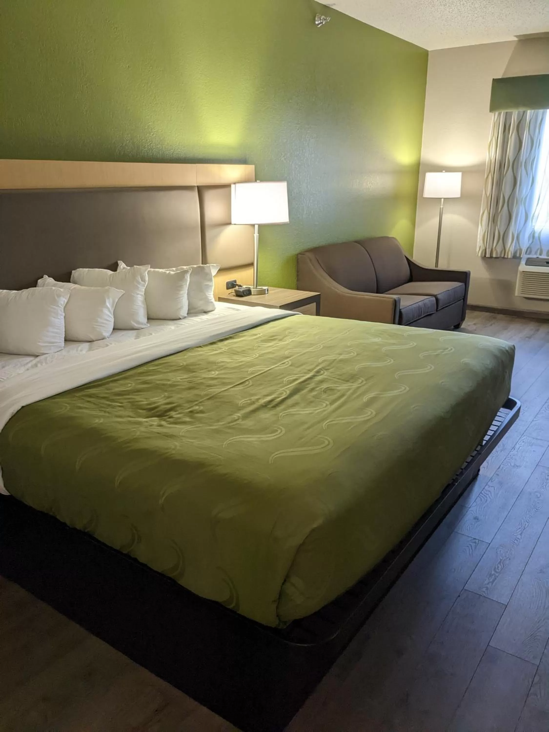 Bed in Quality Inn & Suites Delaware South