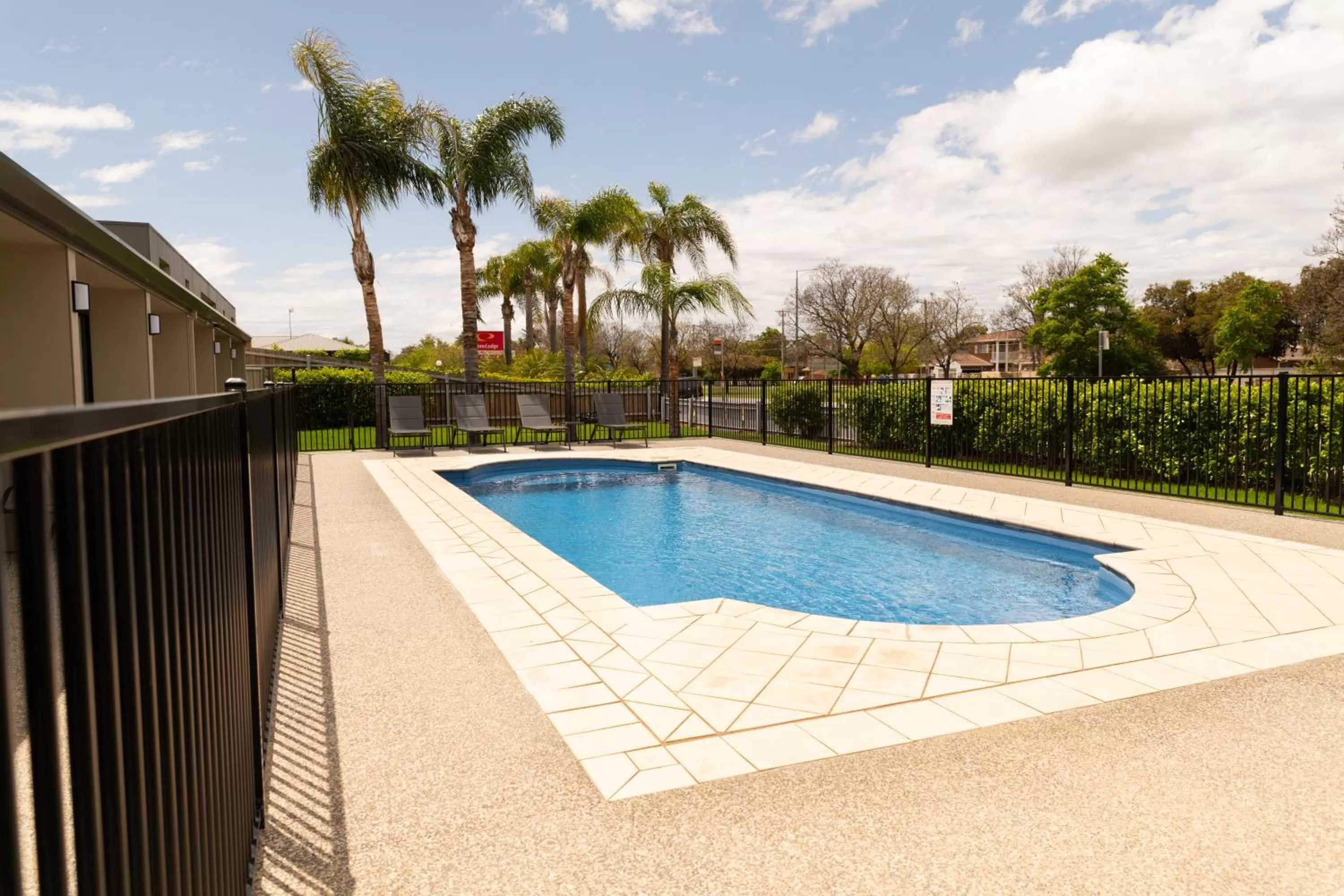 Swimming pool in Econo Lodge Mildura