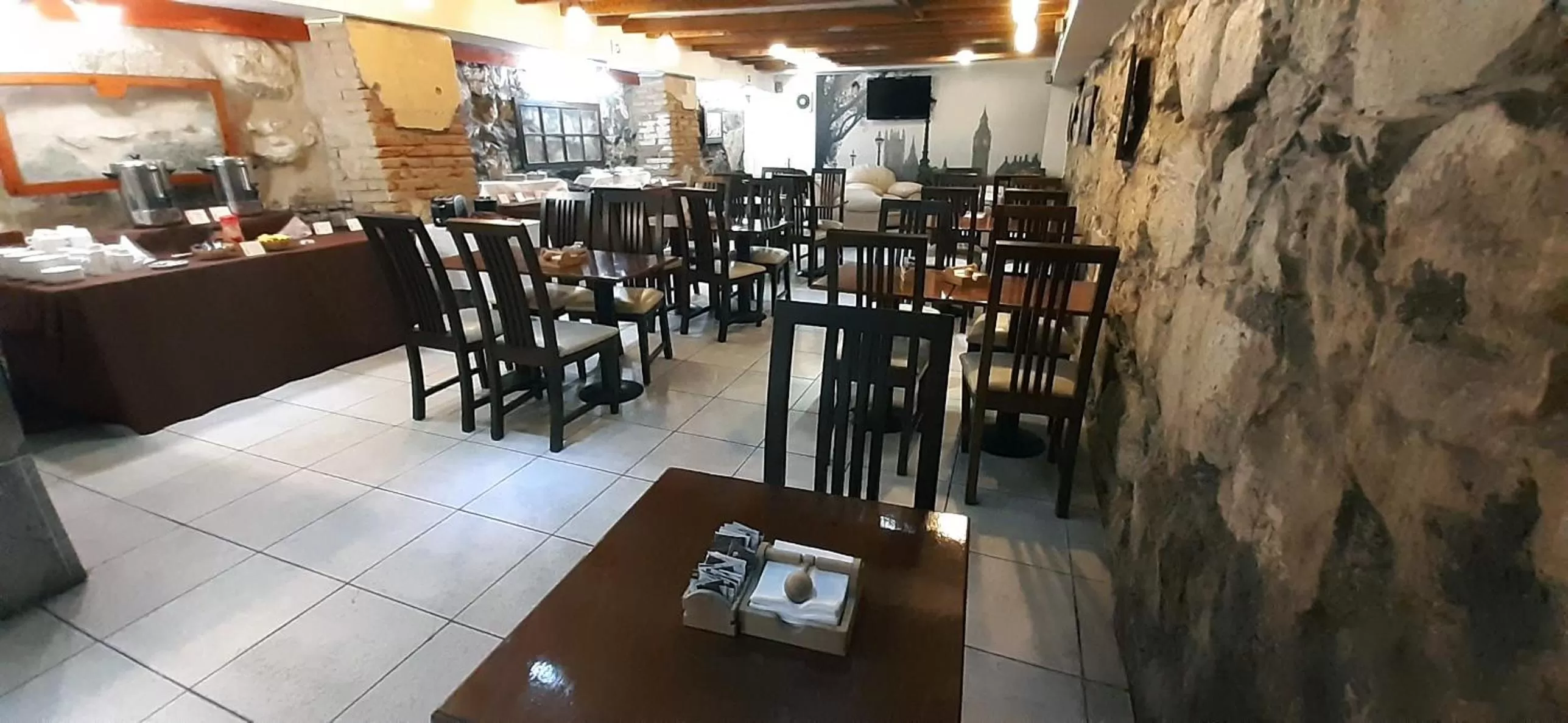 Communal lounge/ TV room in Hotel Reina Victoria Valparaíso