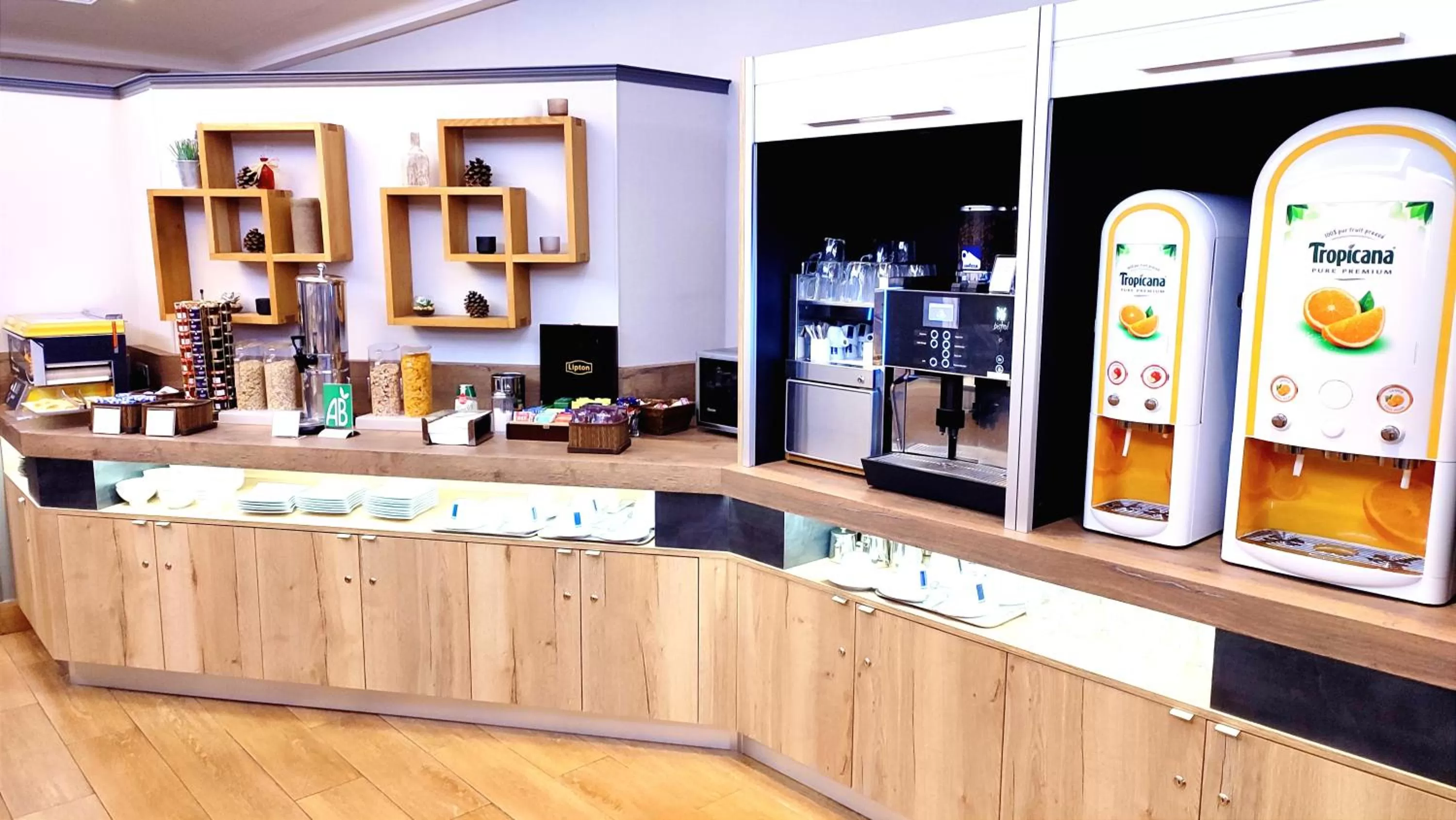 Buffet breakfast in Best Western Marseille Aeroport