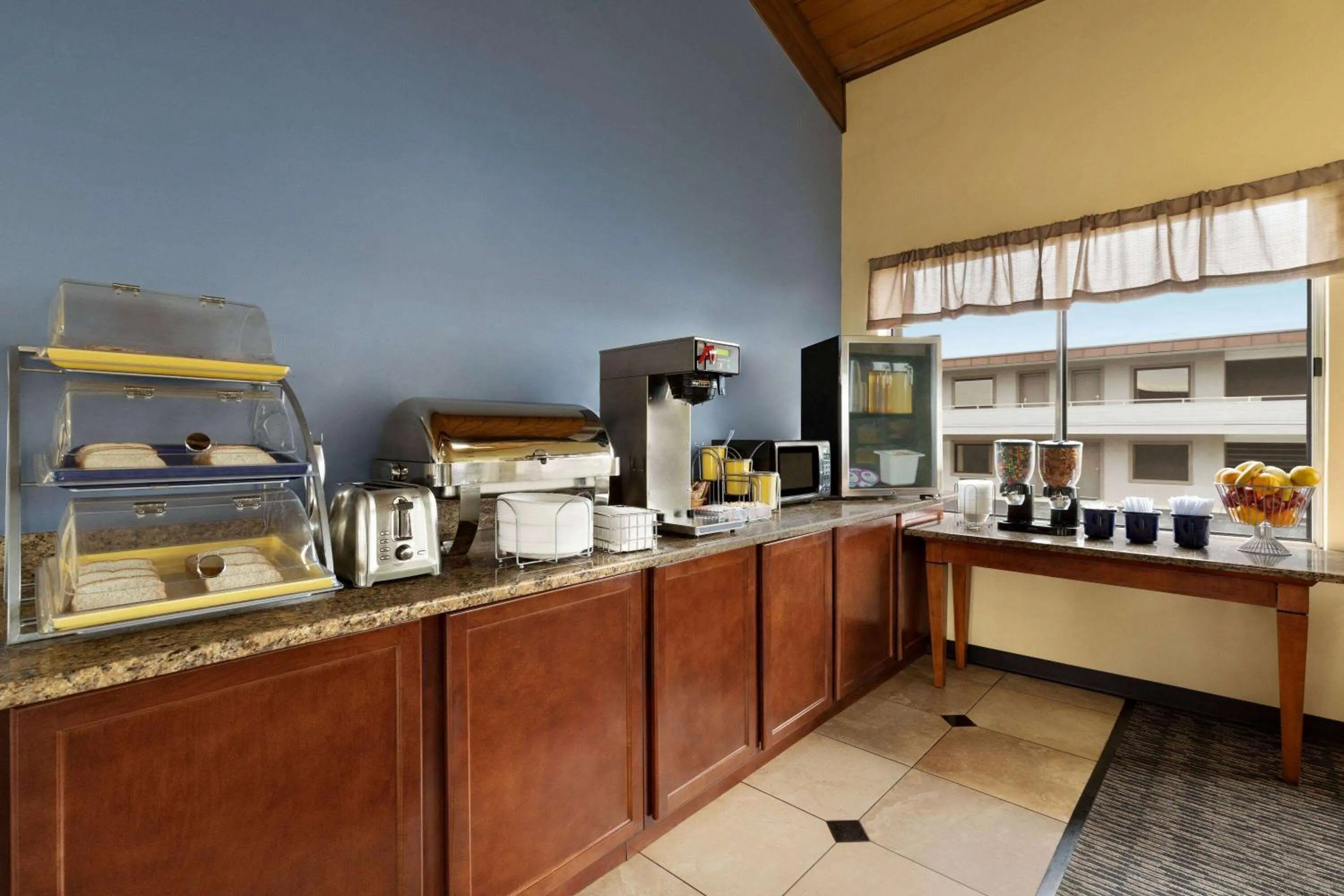 Restaurant/places to eat in Days Inn by Wyndham Oak Ridge Knoxville