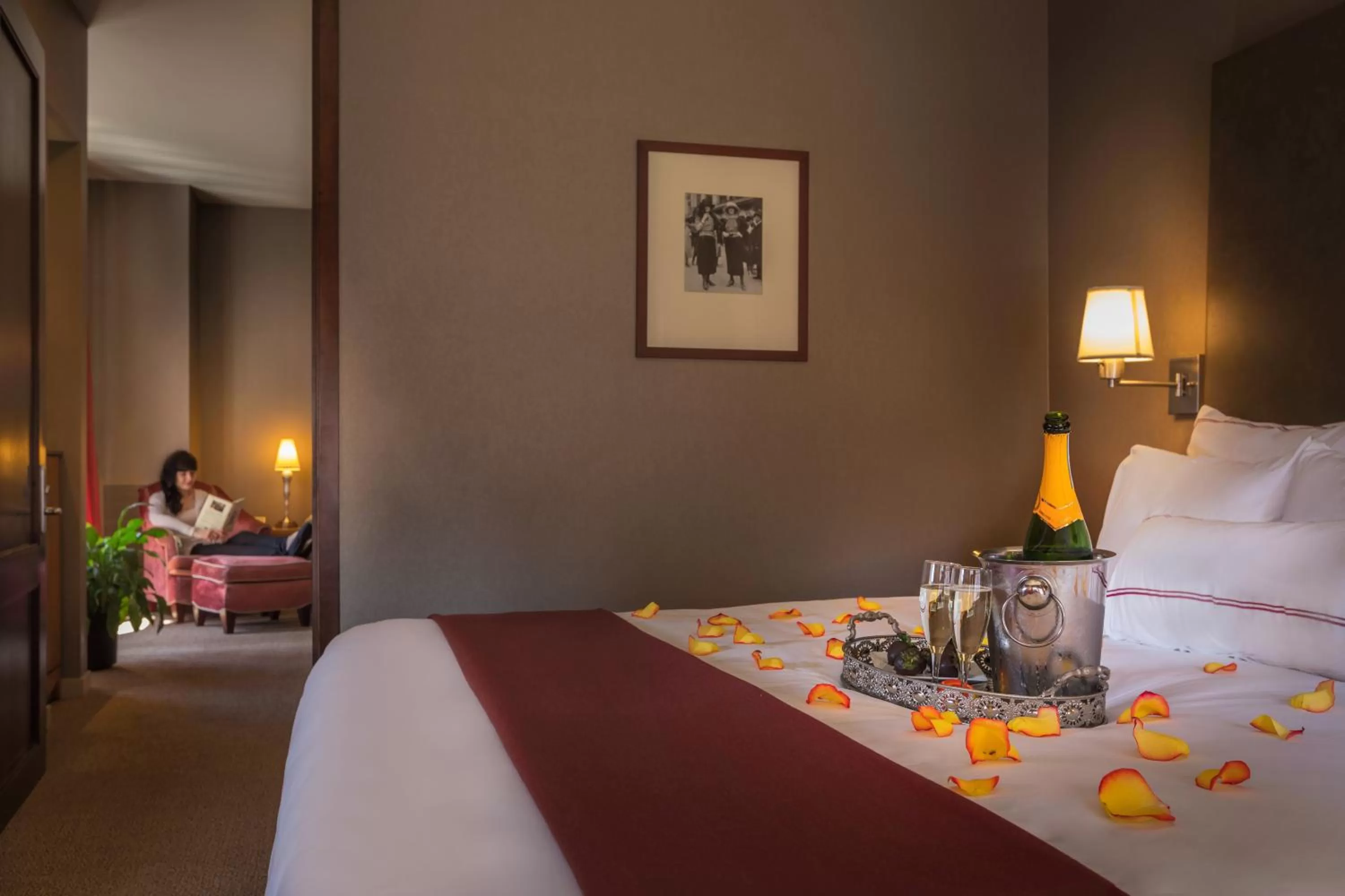 Photo of the whole room, Bed in Hotel Giraffe by Library Hotel Collection