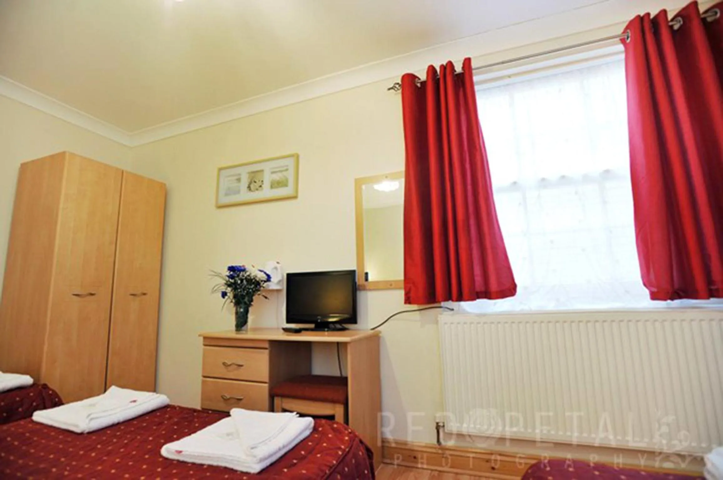 Photo of the whole room, Bed in Elmwood Hotel