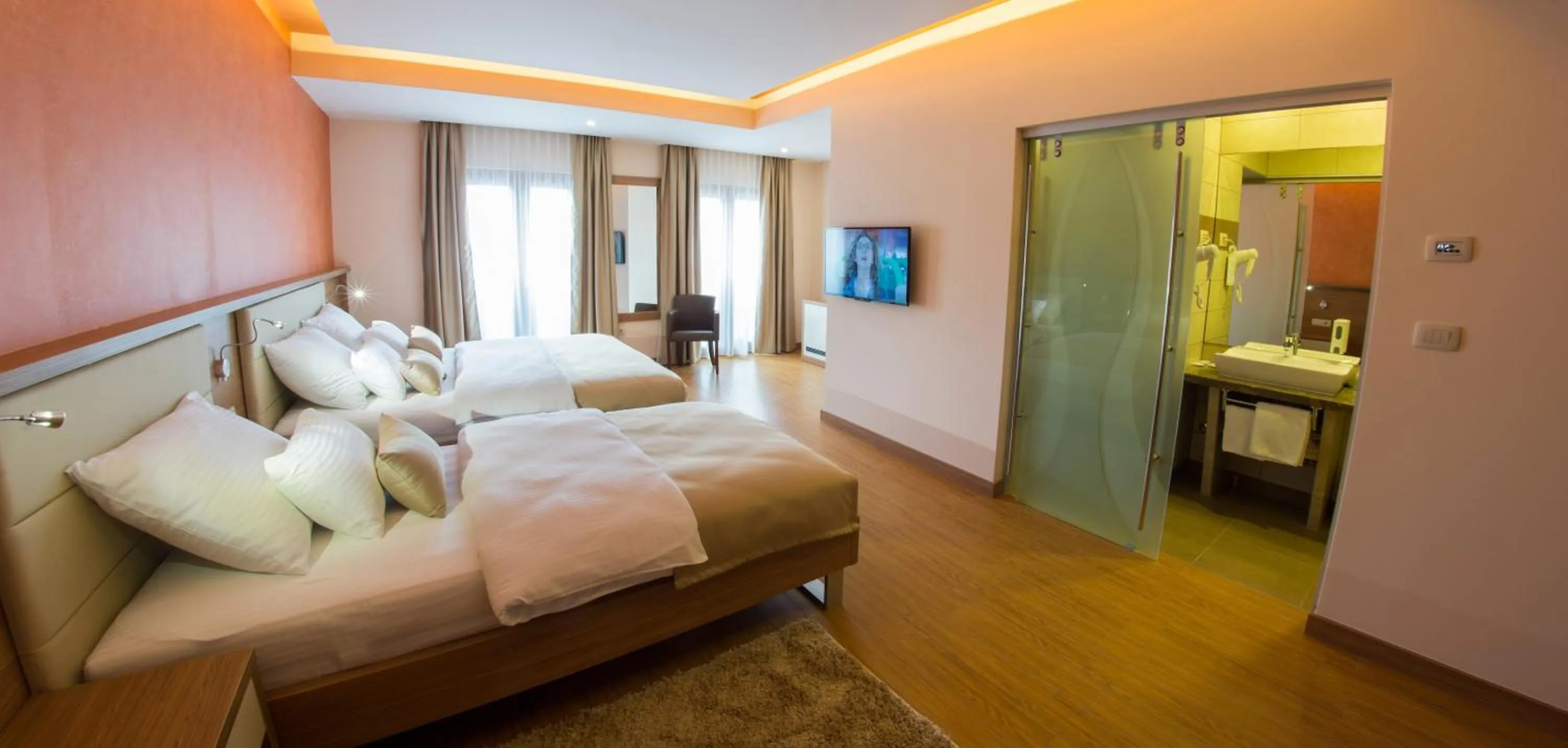 Bathroom, Bed in Hotel Mostar