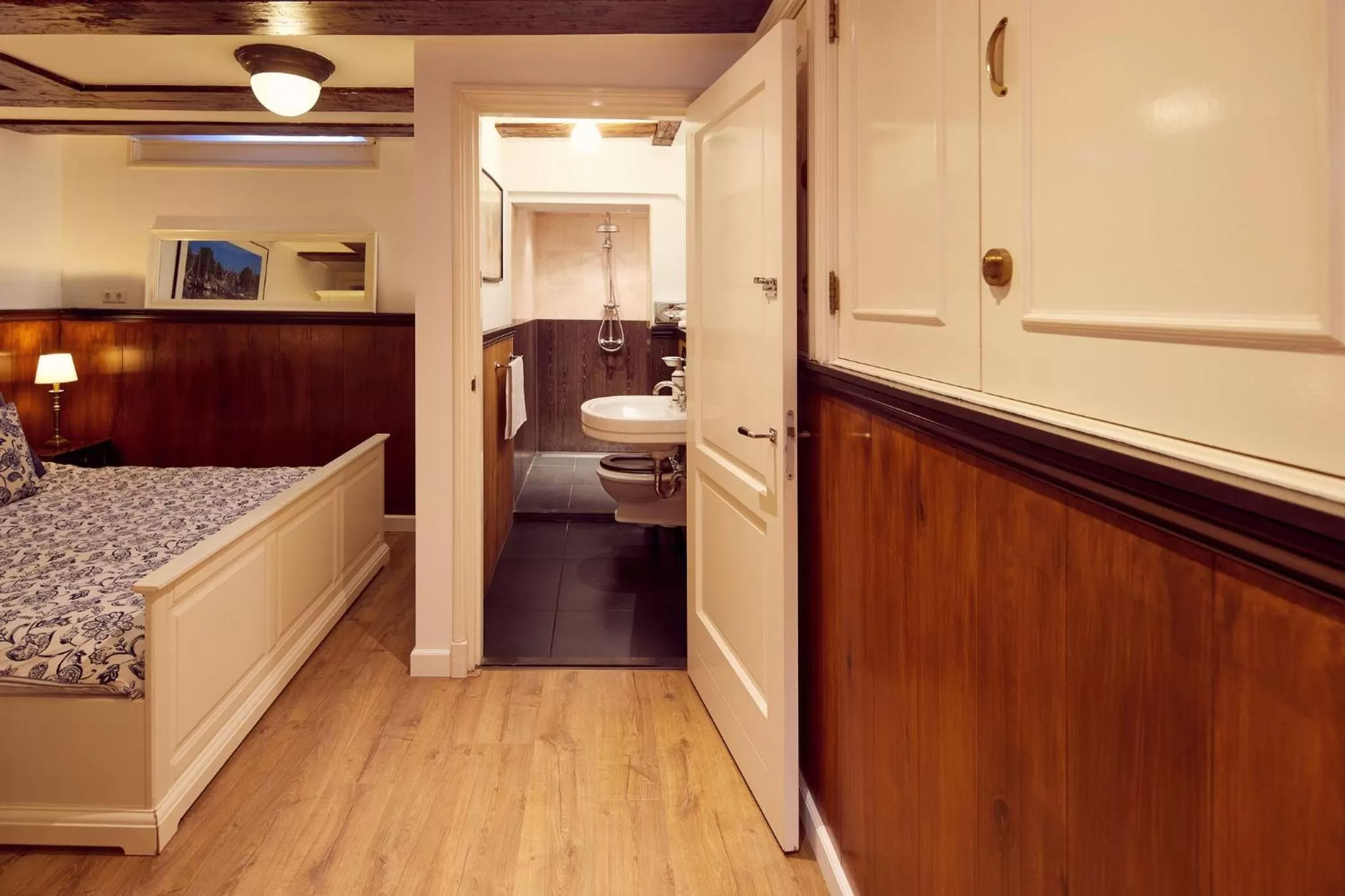 Bedroom, Bed in Realeneiland Bed & Breakfast