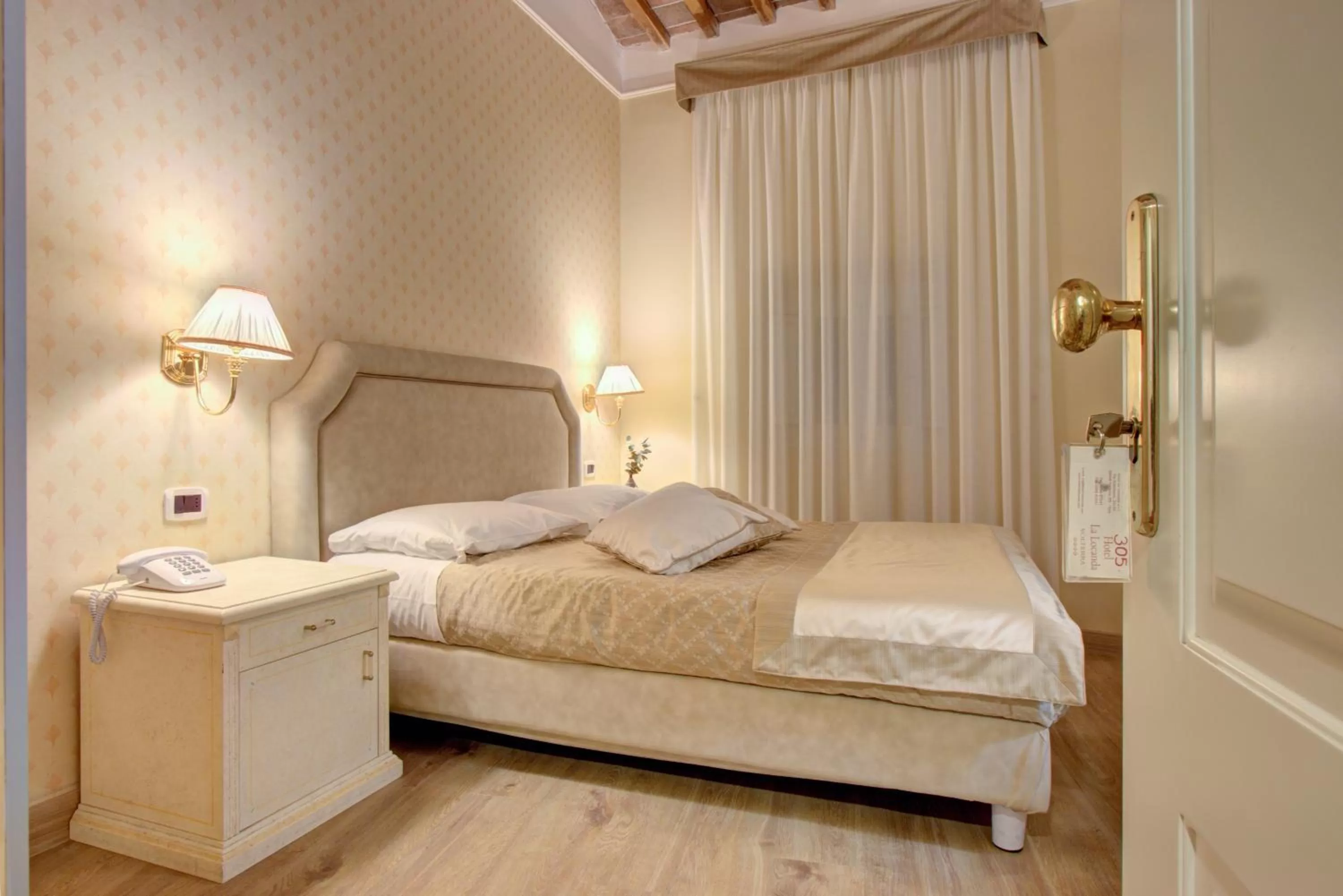 Bedroom, Bed in Hotel La Locanda
