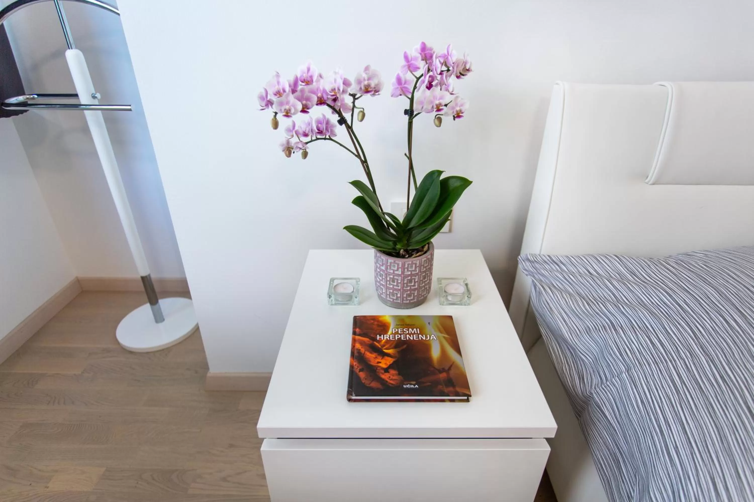 Living room in Urban Style Apartments by Loft