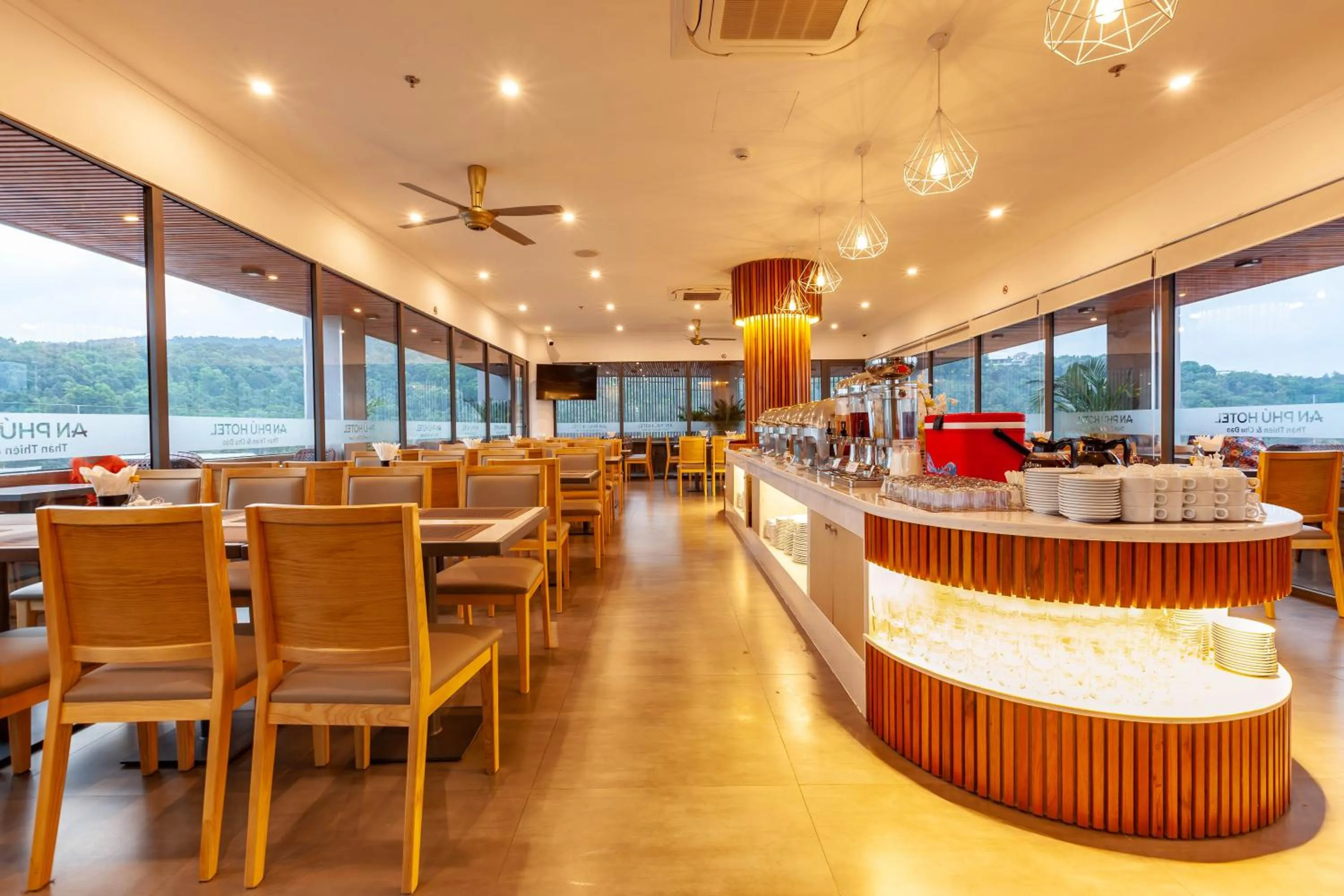 Restaurant/places to eat in An Phu Hotel