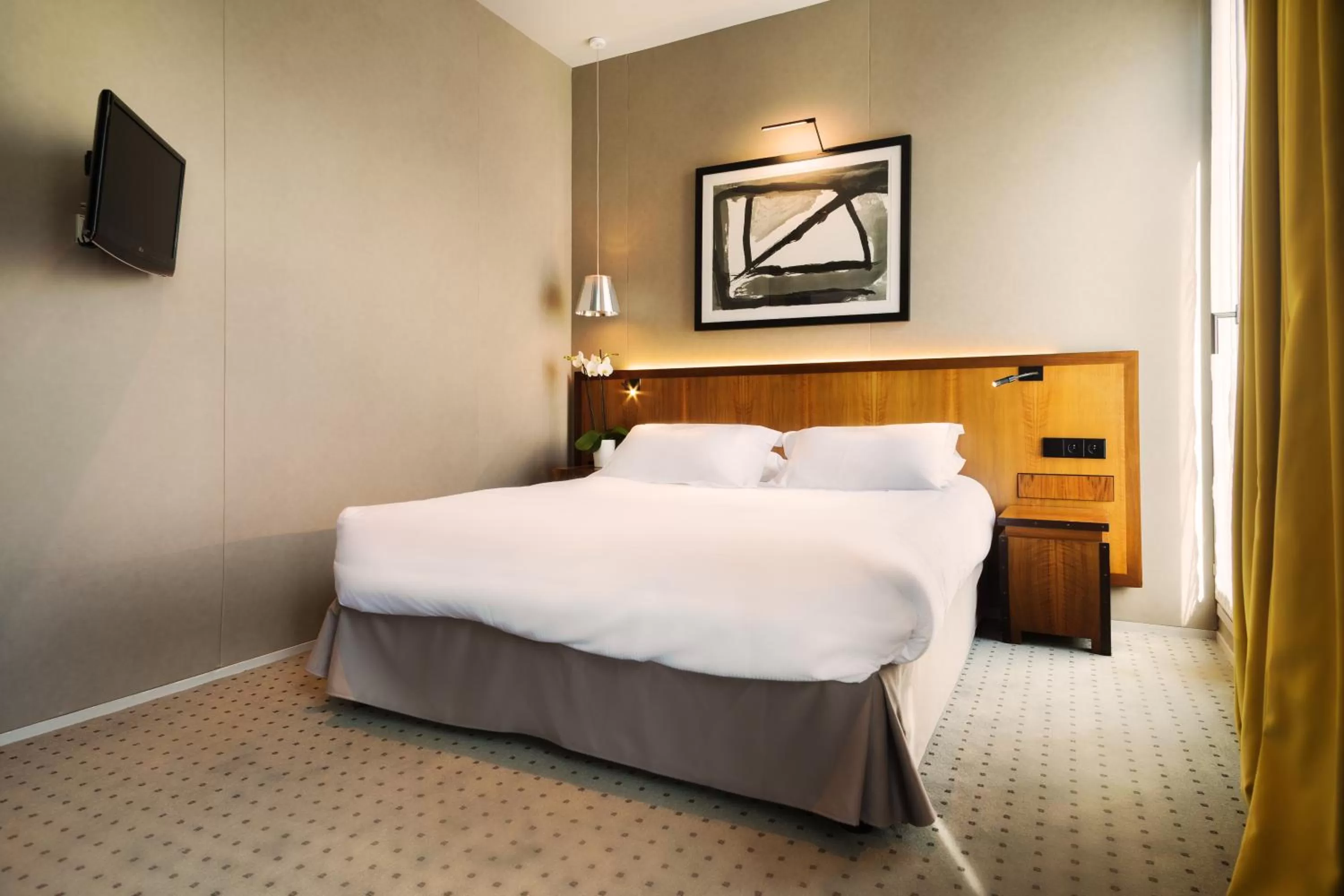 Photo of the whole room, Bed in Chateaudun Opéra