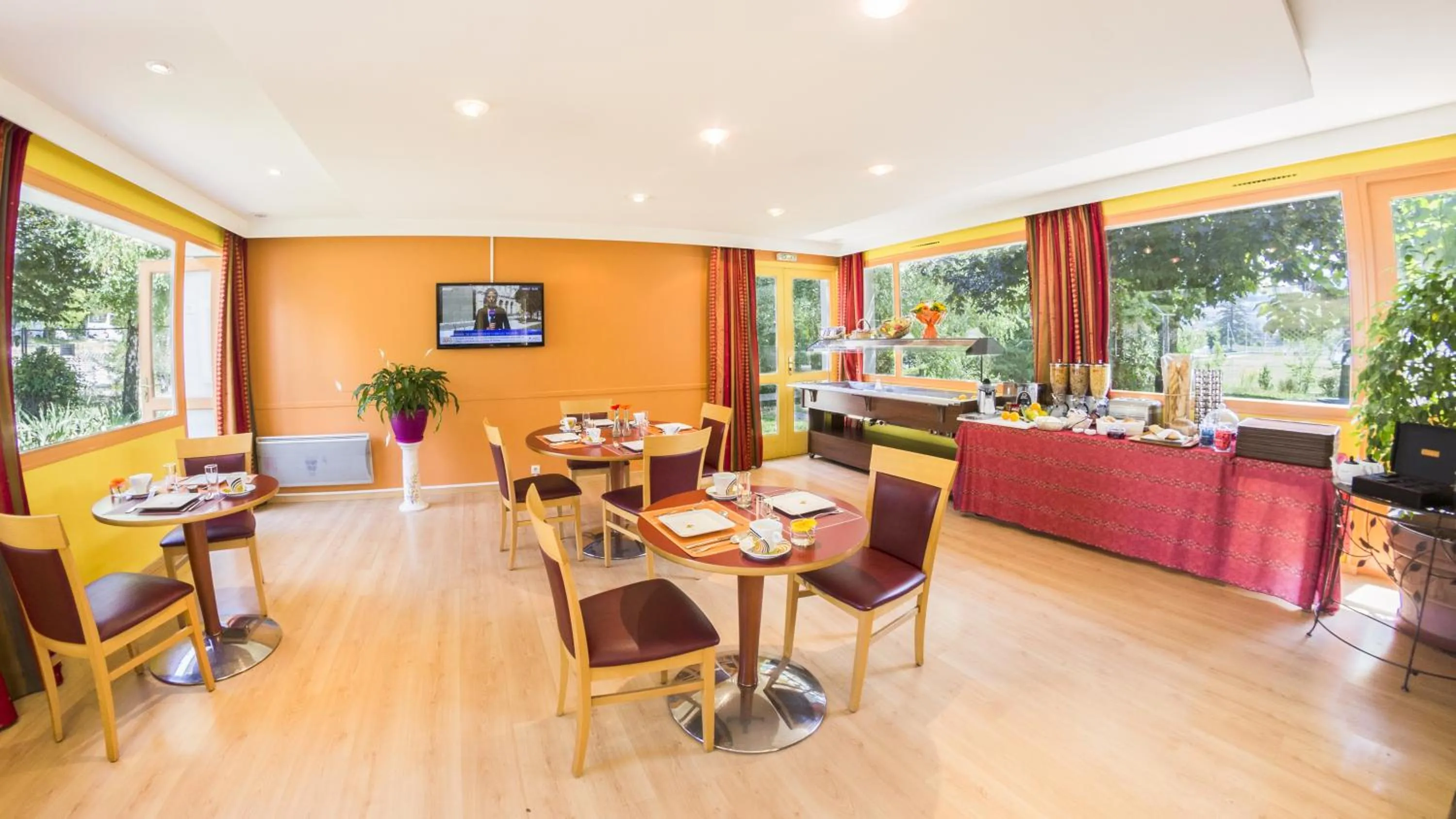 Lounge or bar in Cit'Hotel Avantici Gap