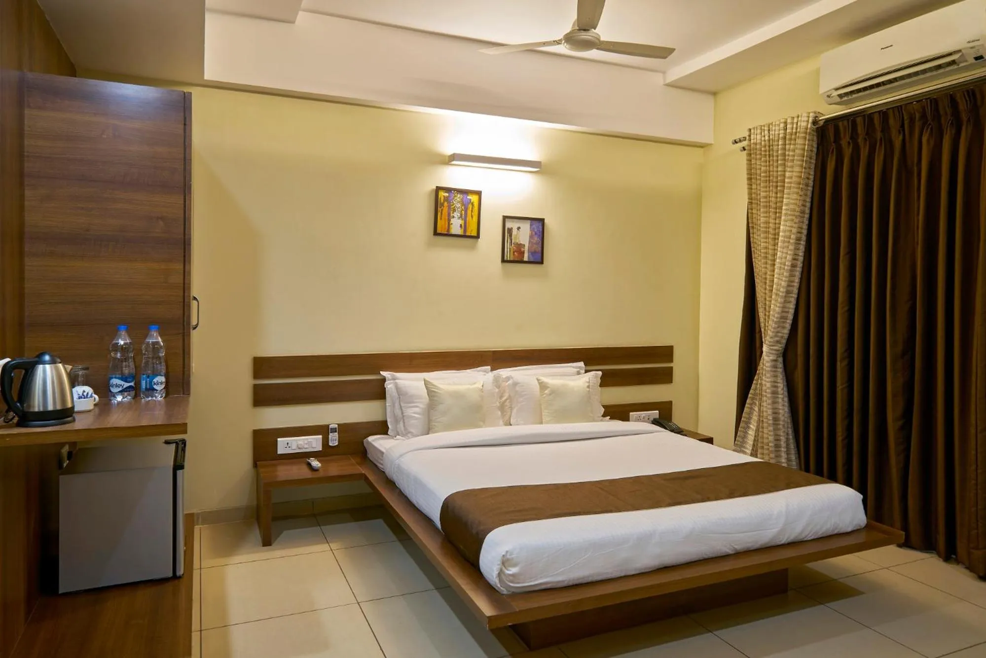 Bedroom, Bed in Hotel 3 Leaves NEAR CENTRAL BUS STAND