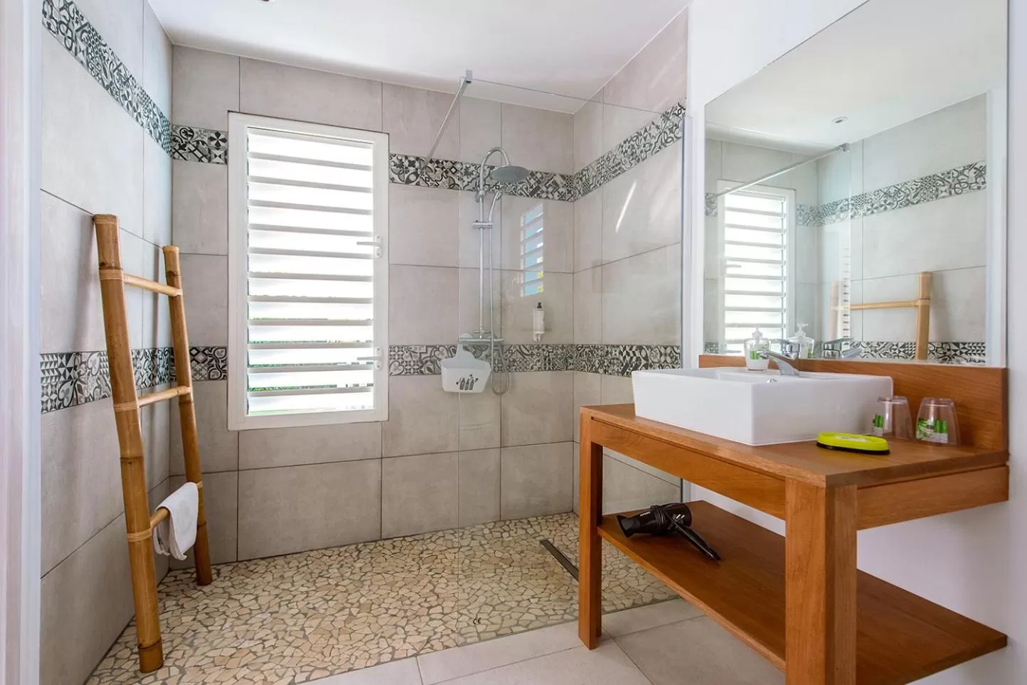 Shower in Hôtel La Christophine