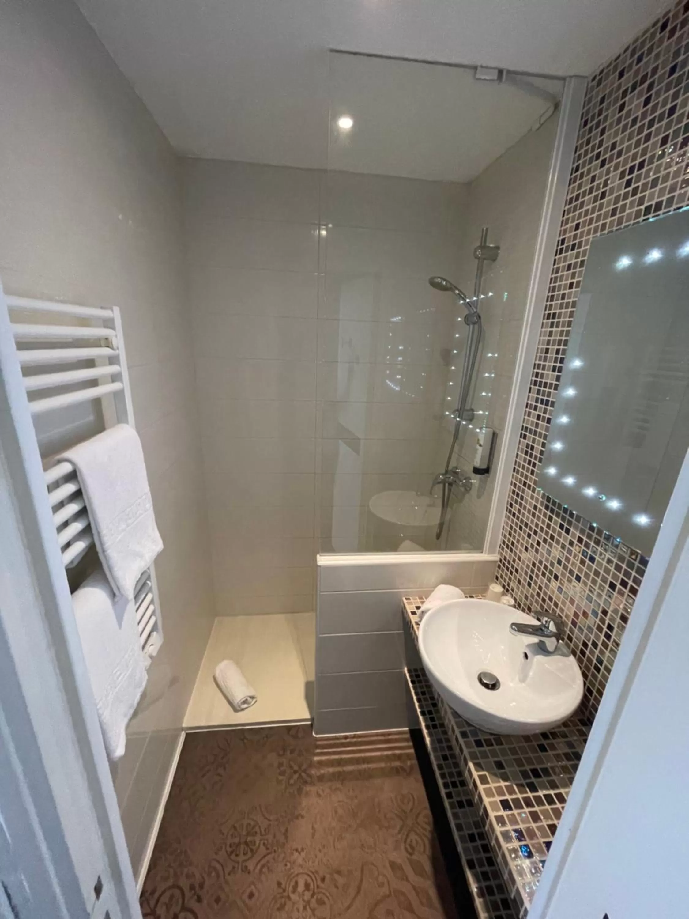 Bathroom in Hôtel Restaurant de l'Ecu