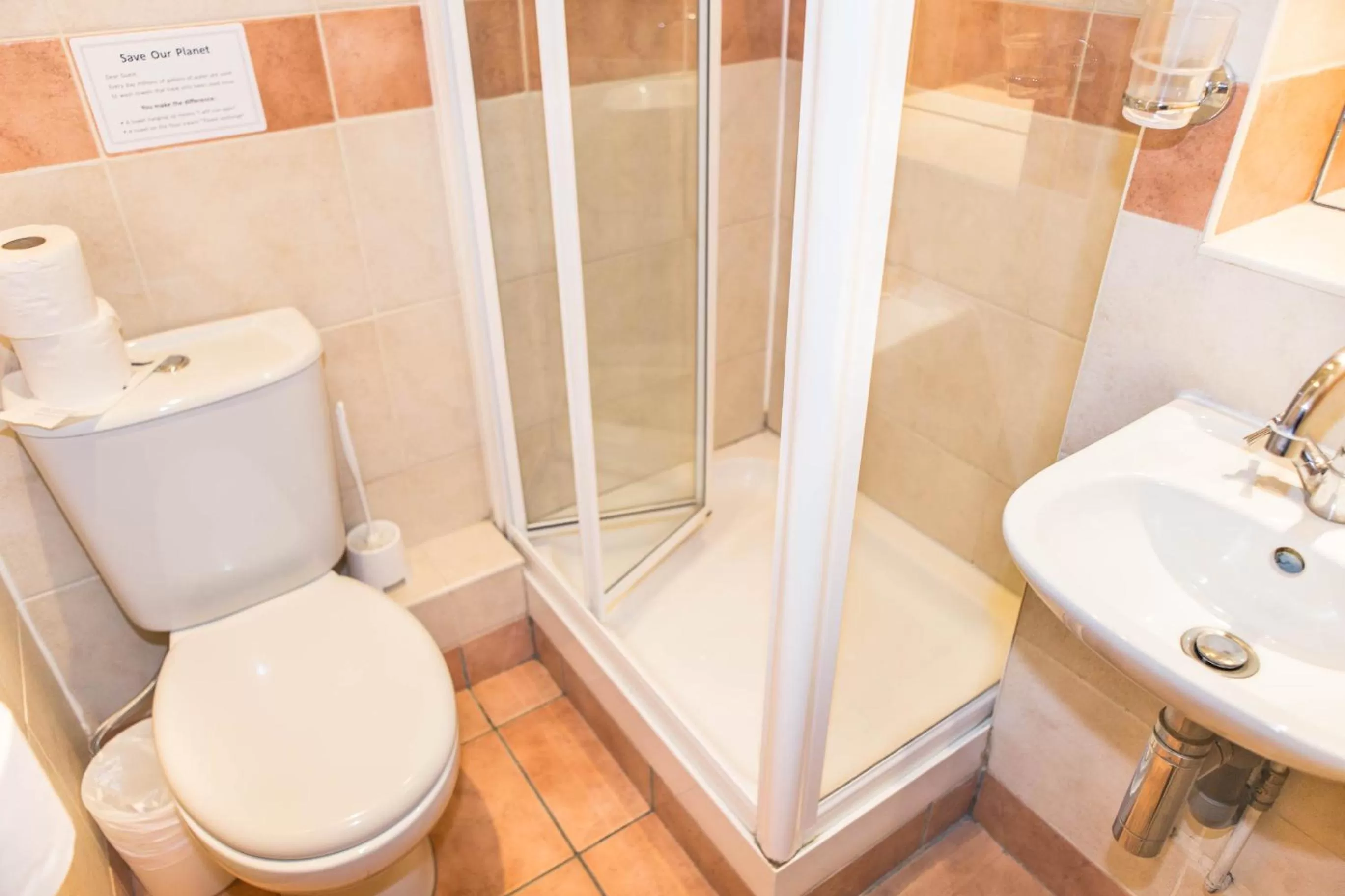 Shower in Shakespeare Hotel