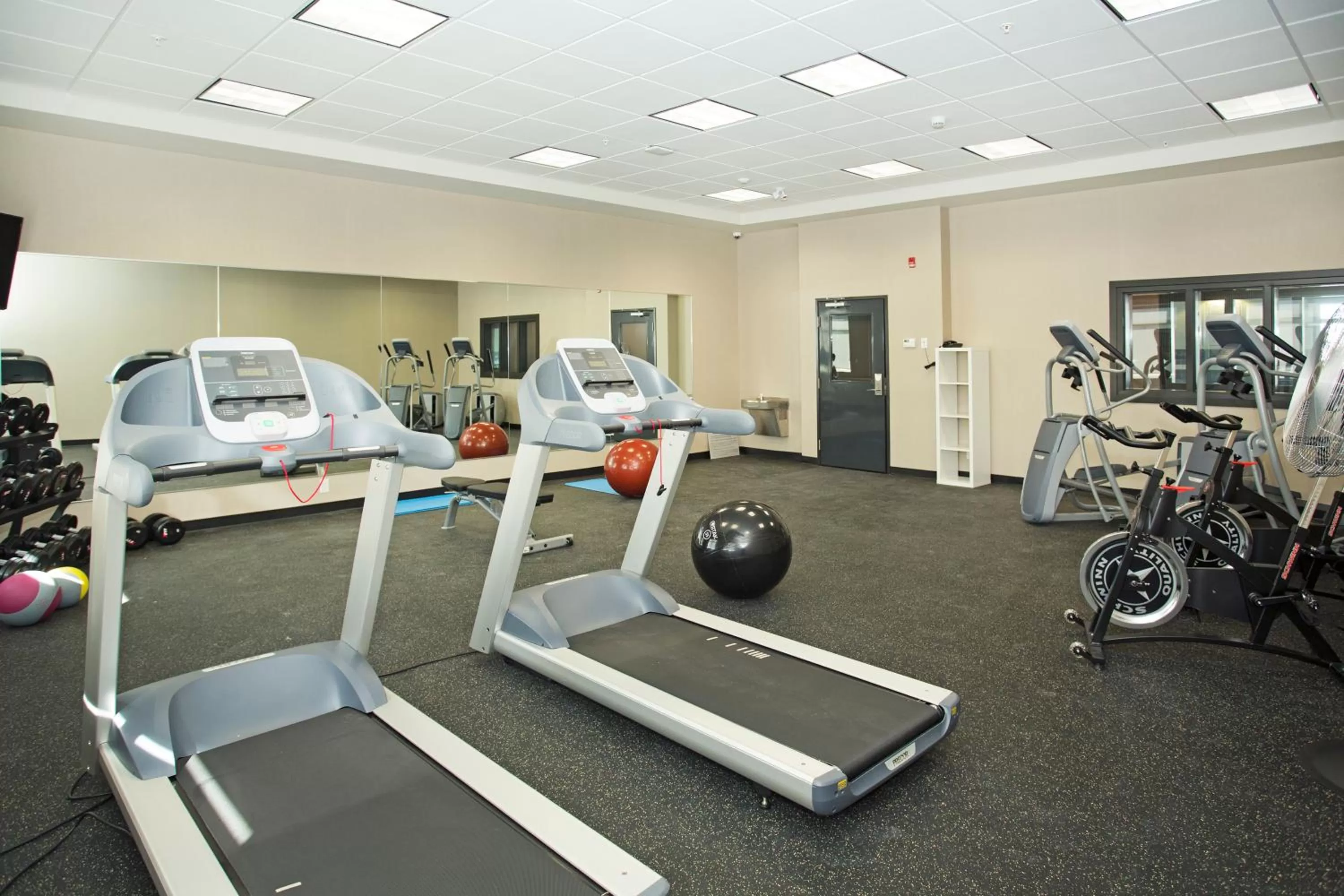 Fitness centre/facilities in Wingate by Wyndham Calgary Airport