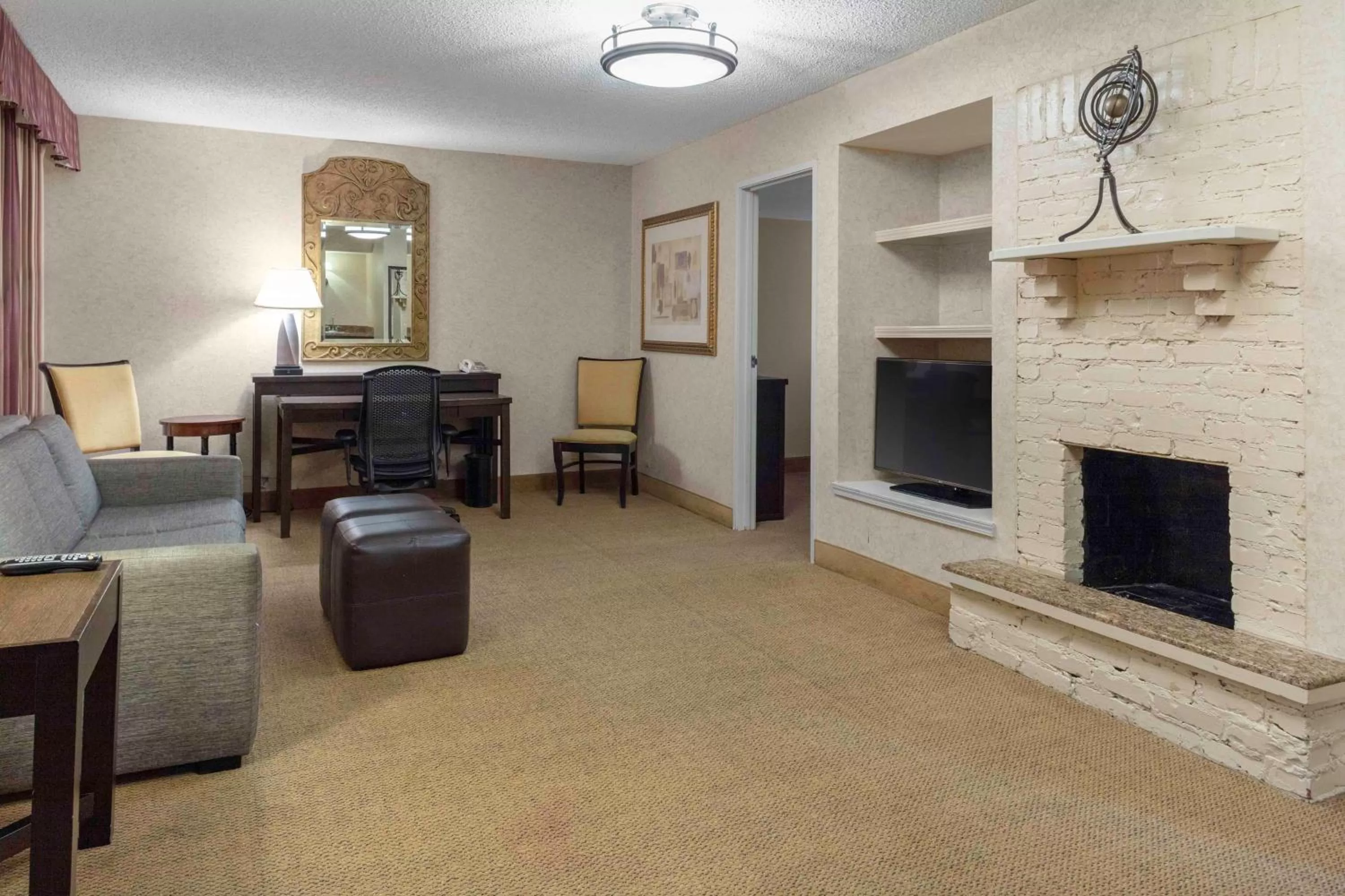 Living room in Embassy Suites by Hilton Kansas City Plaza