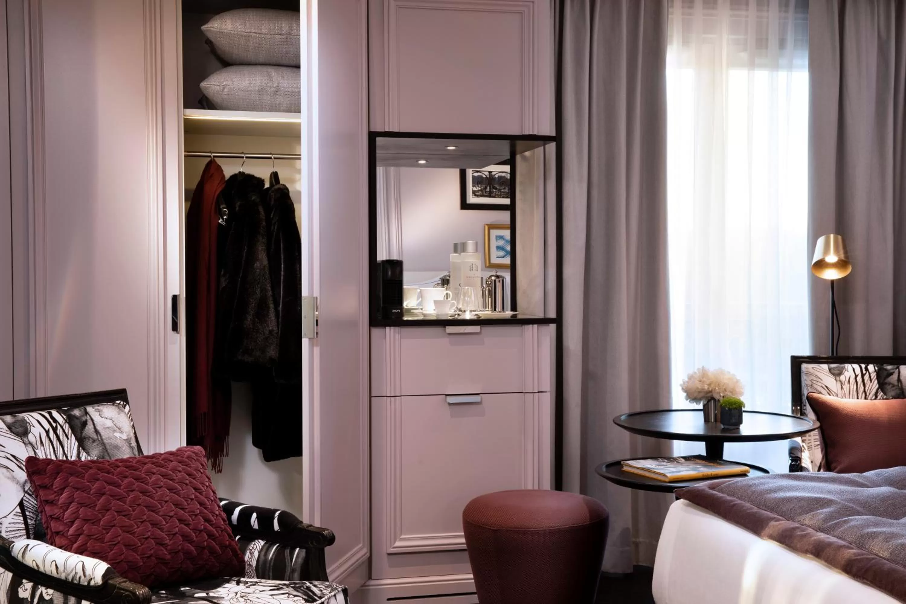 View (from property/room), Bed in Le Damantin Hôtel & Spa