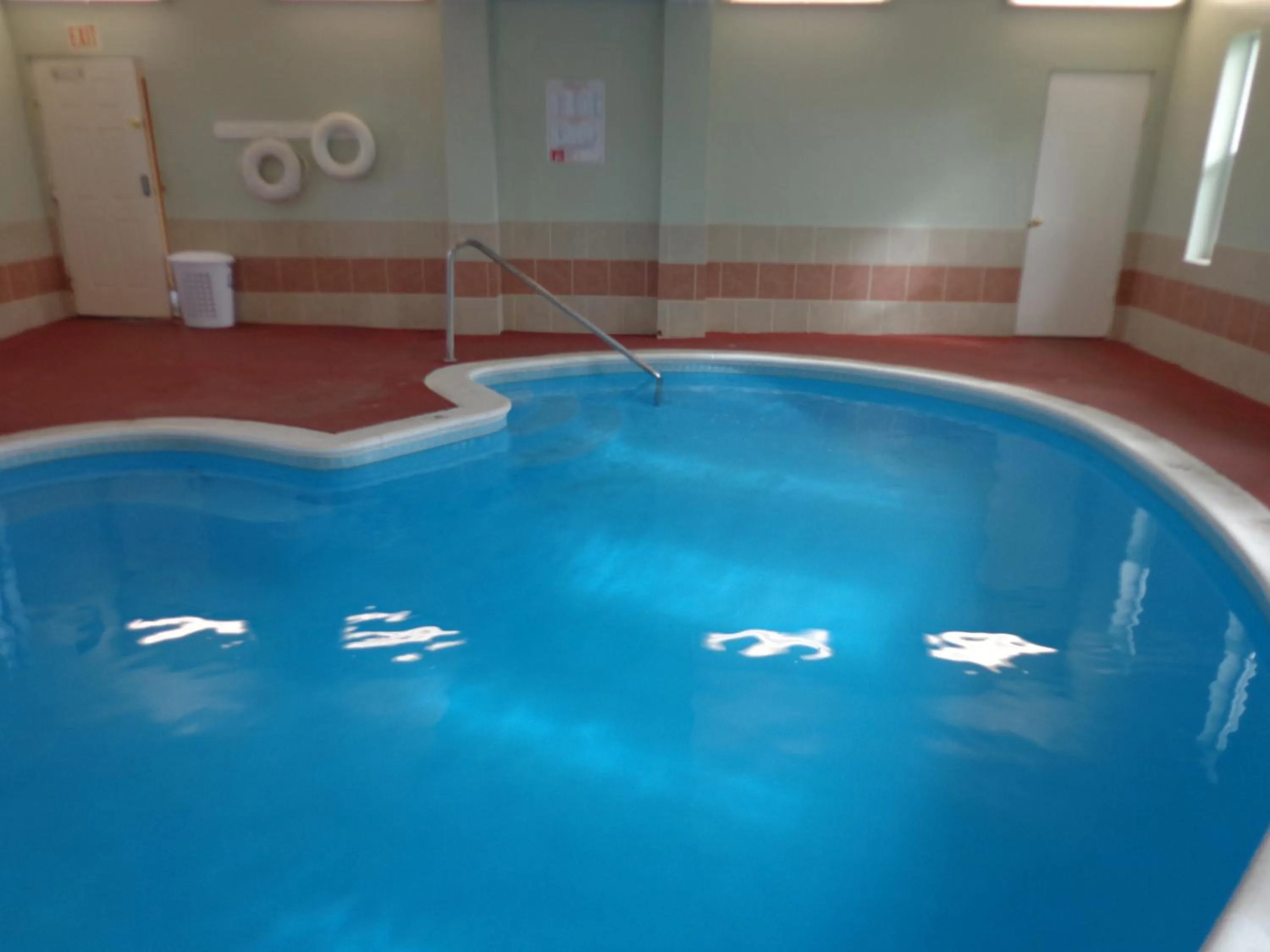 Swimming pool in Ocean Shores Inn & Suites