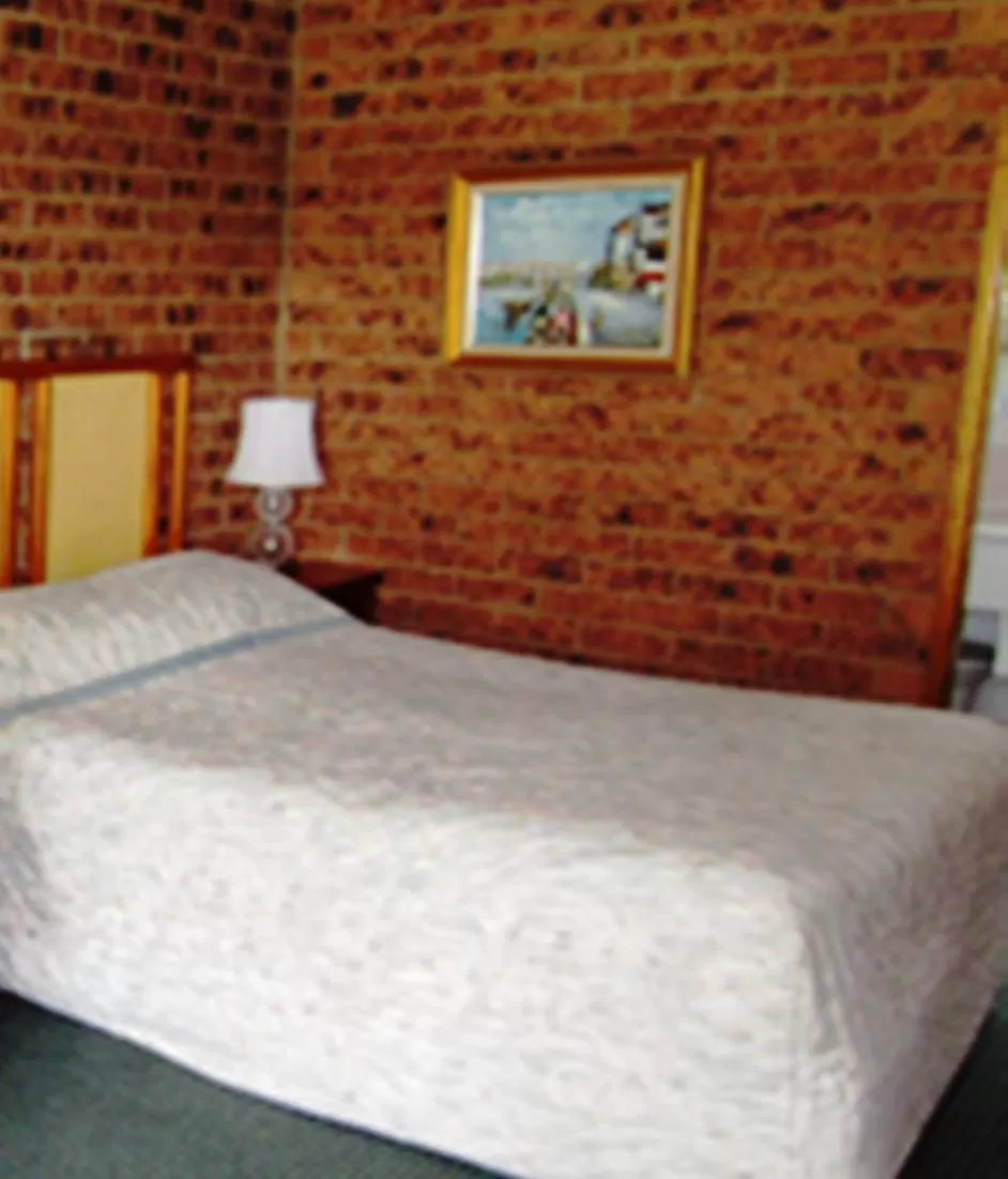 Bed in The Wayfarer Motel