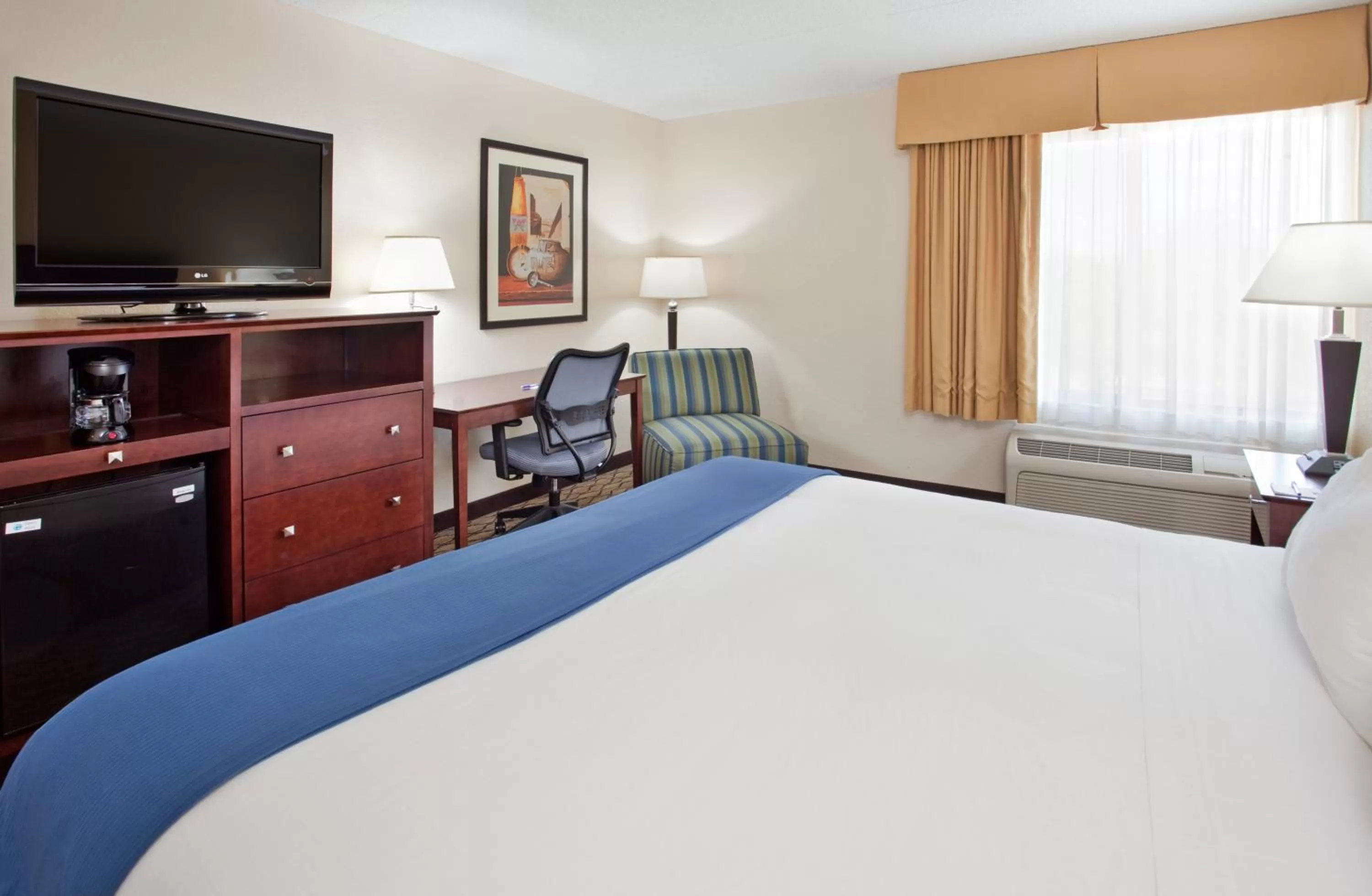 Photo of the whole room, Bed in Holiday Inn Express Scottsdale North by IHG