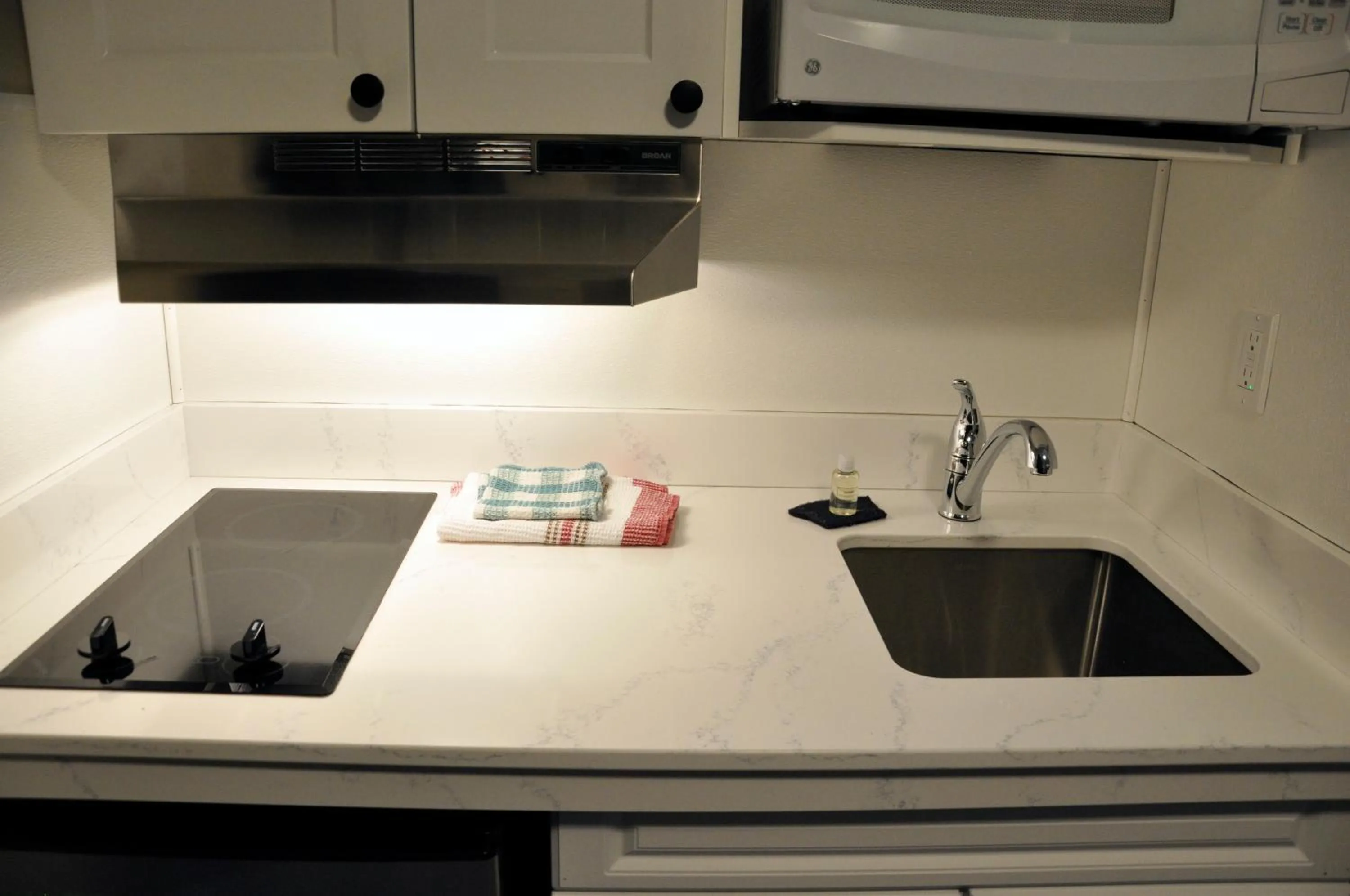 Kitchen or kitchenette in Moonlight Inn and Suites Sudbury