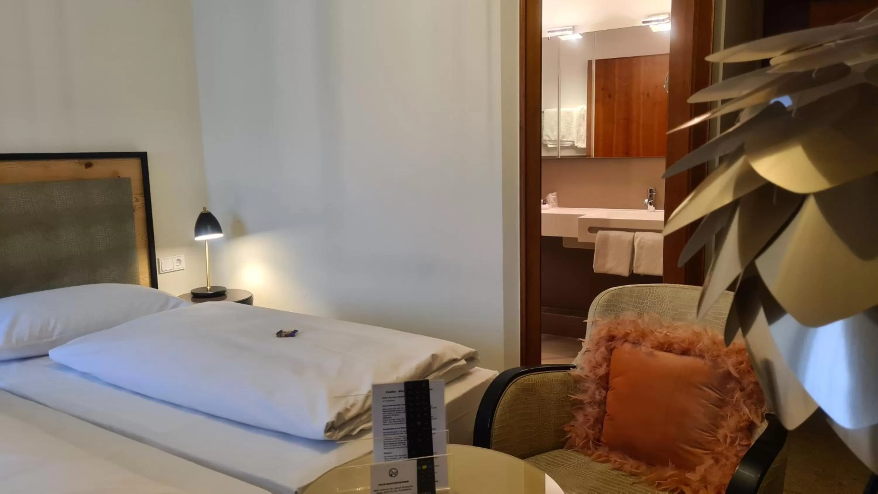 Photo of the whole room, Bed in Hotel Lechnerhof Unterföhring