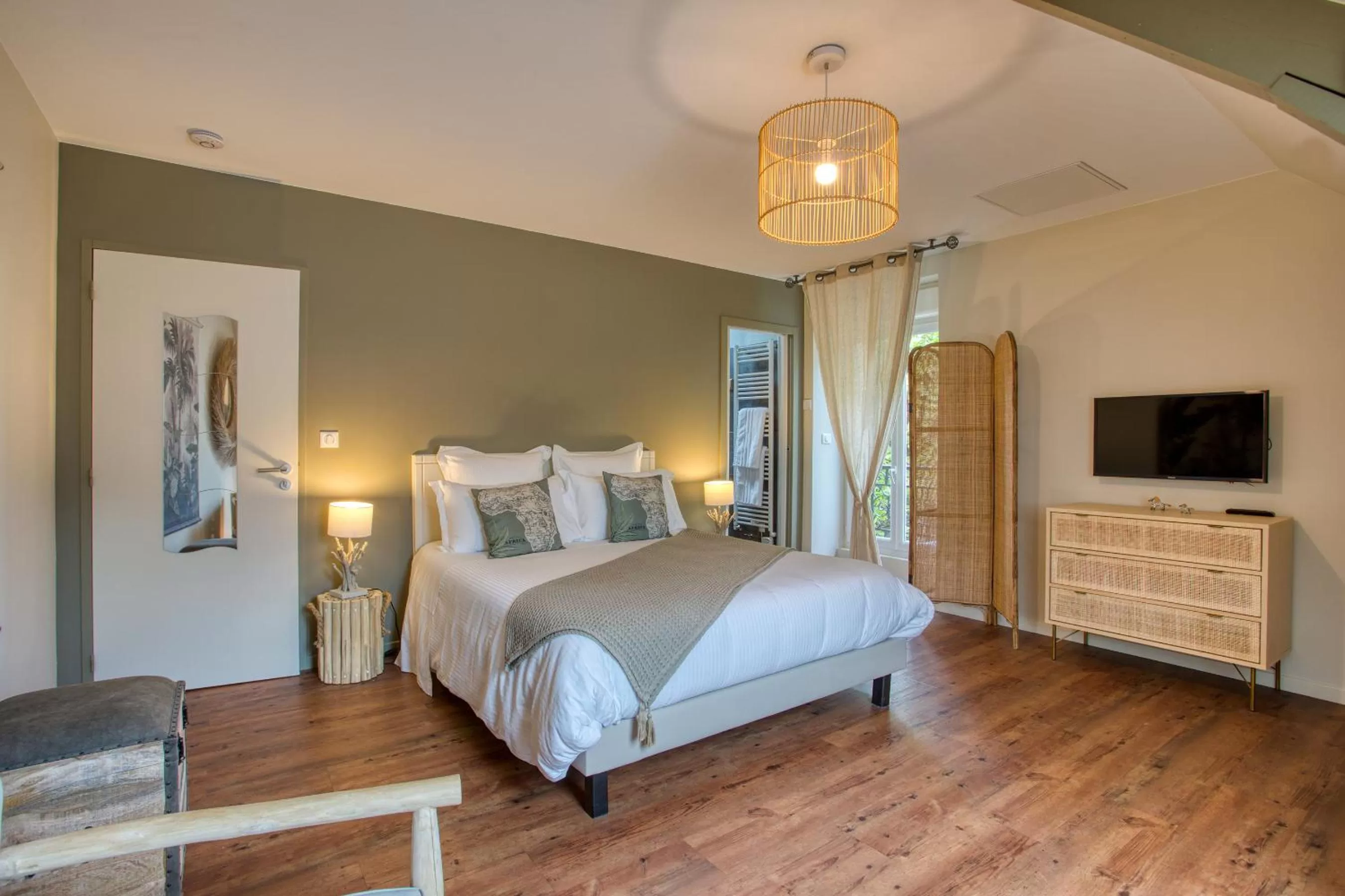 Bed in O'Myosotis - 400m Centre Historique - Parking Gratuit - Piscine et Jardin