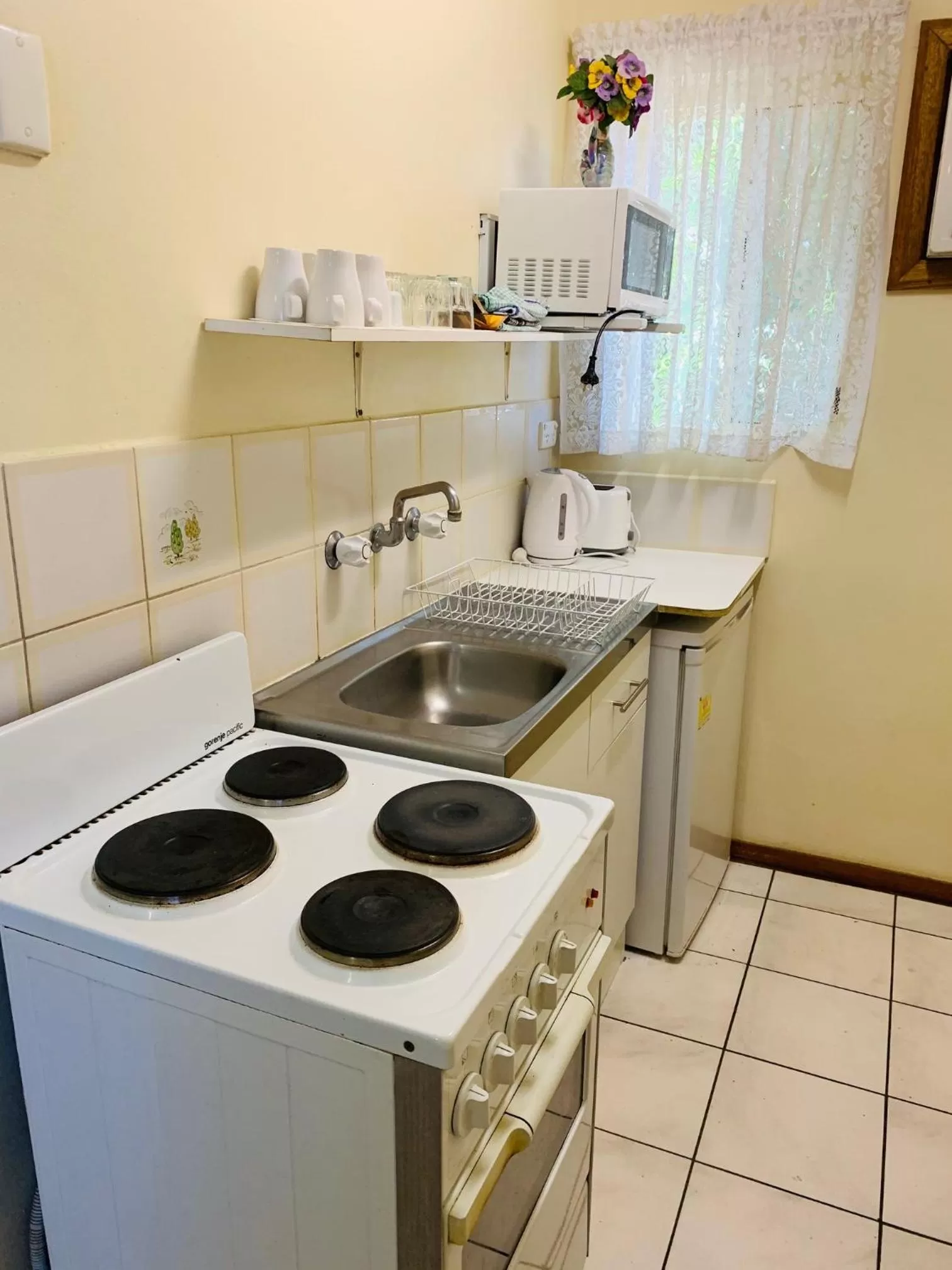 Kitchen or kitchenette in Angel's Rest Motel