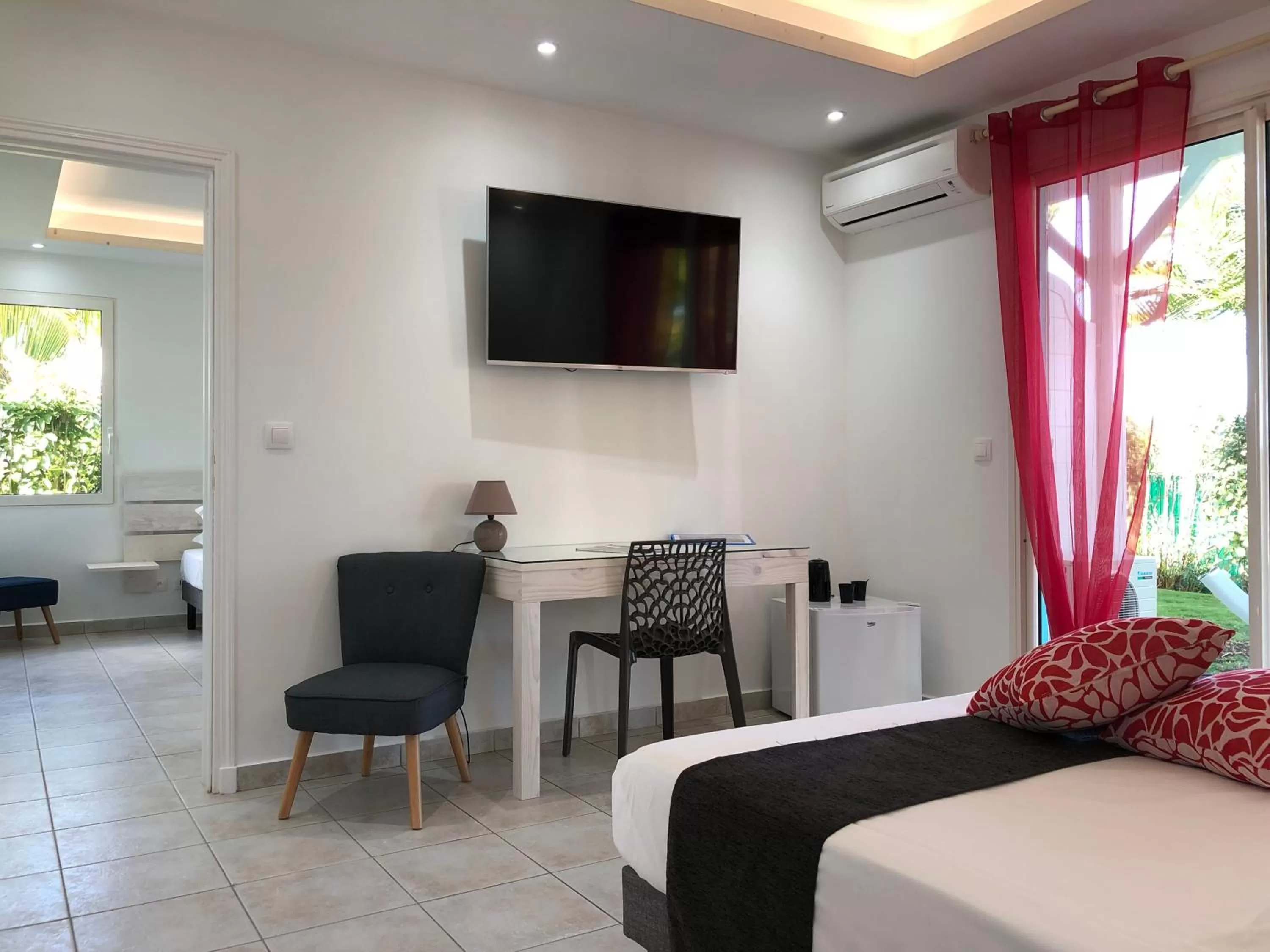 TV and multimedia, Bed in Hôtel La Christophine